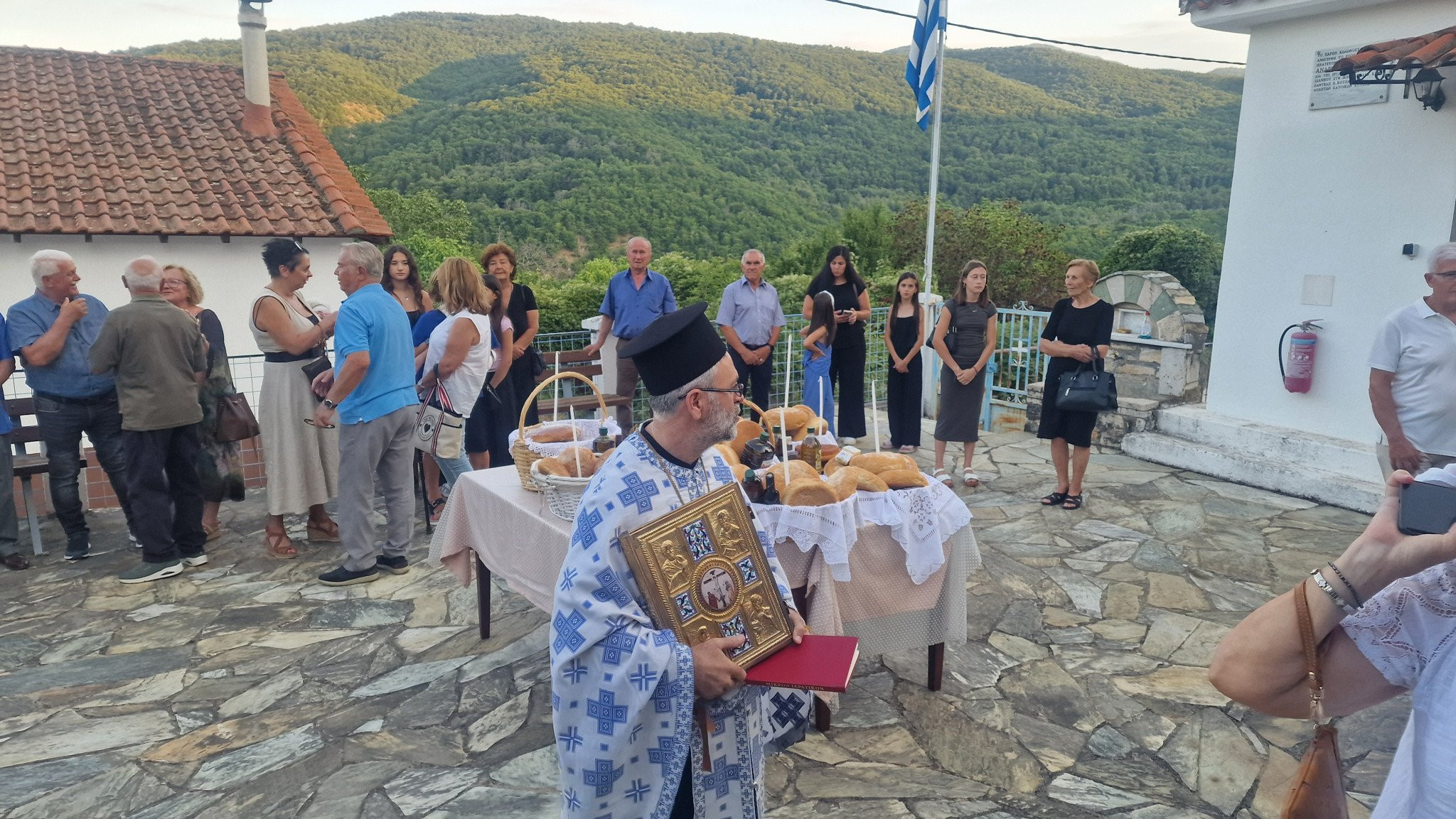 Οι Έλληνες γιορτάζουν την Παναγία