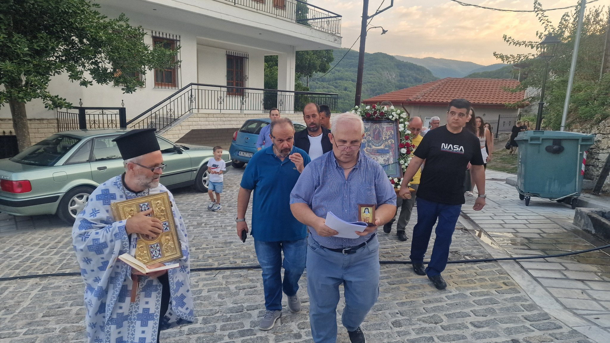 Οι Έλληνες γιορτάζουν την Παναγία