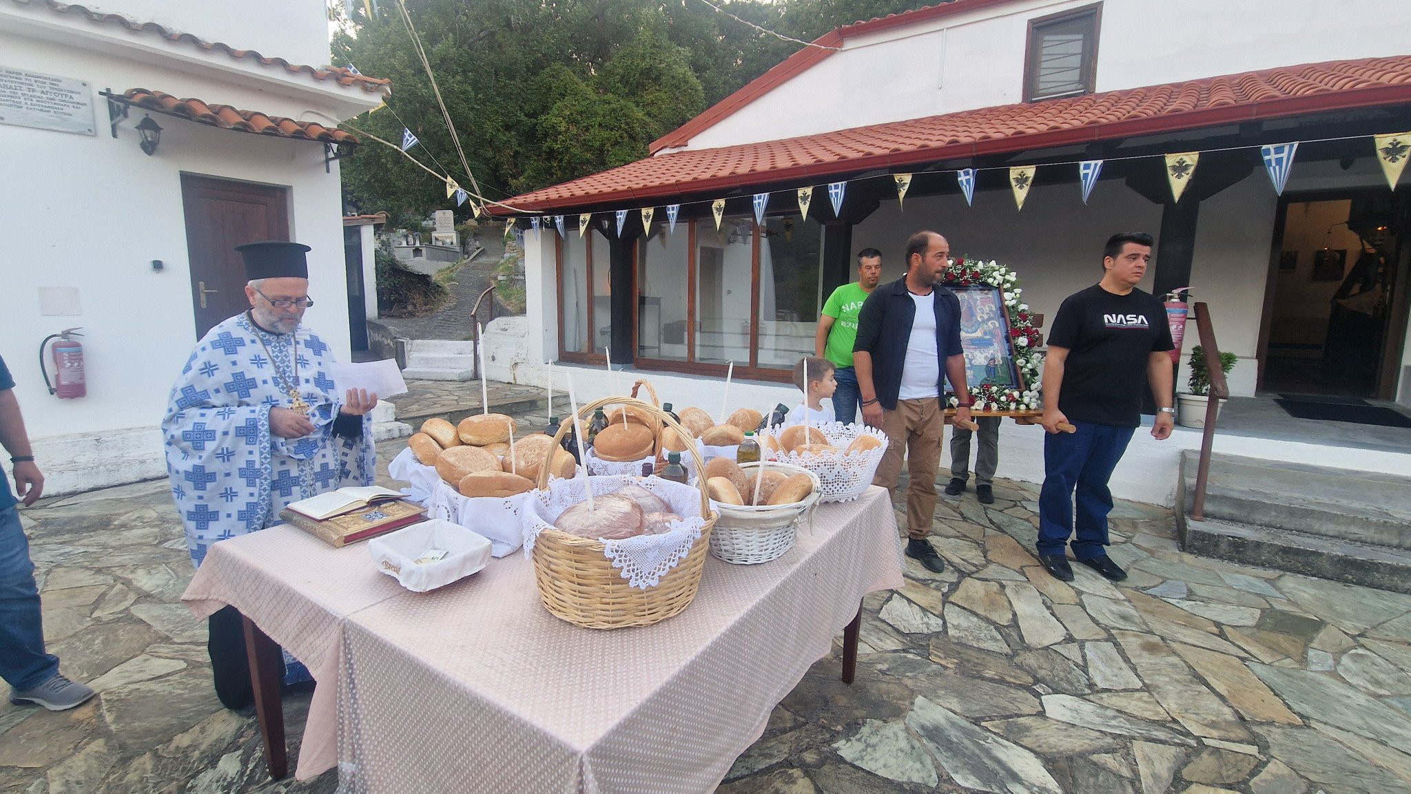 Οι Έλληνες γιορτάζουν την Παναγία