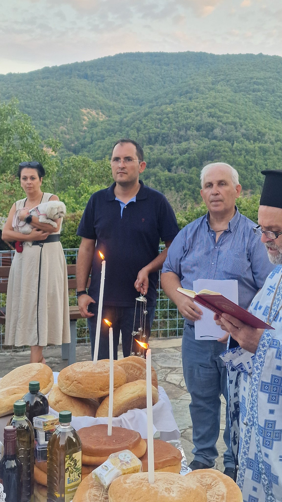 Οι Έλληνες γιορτάζουν την Παναγία