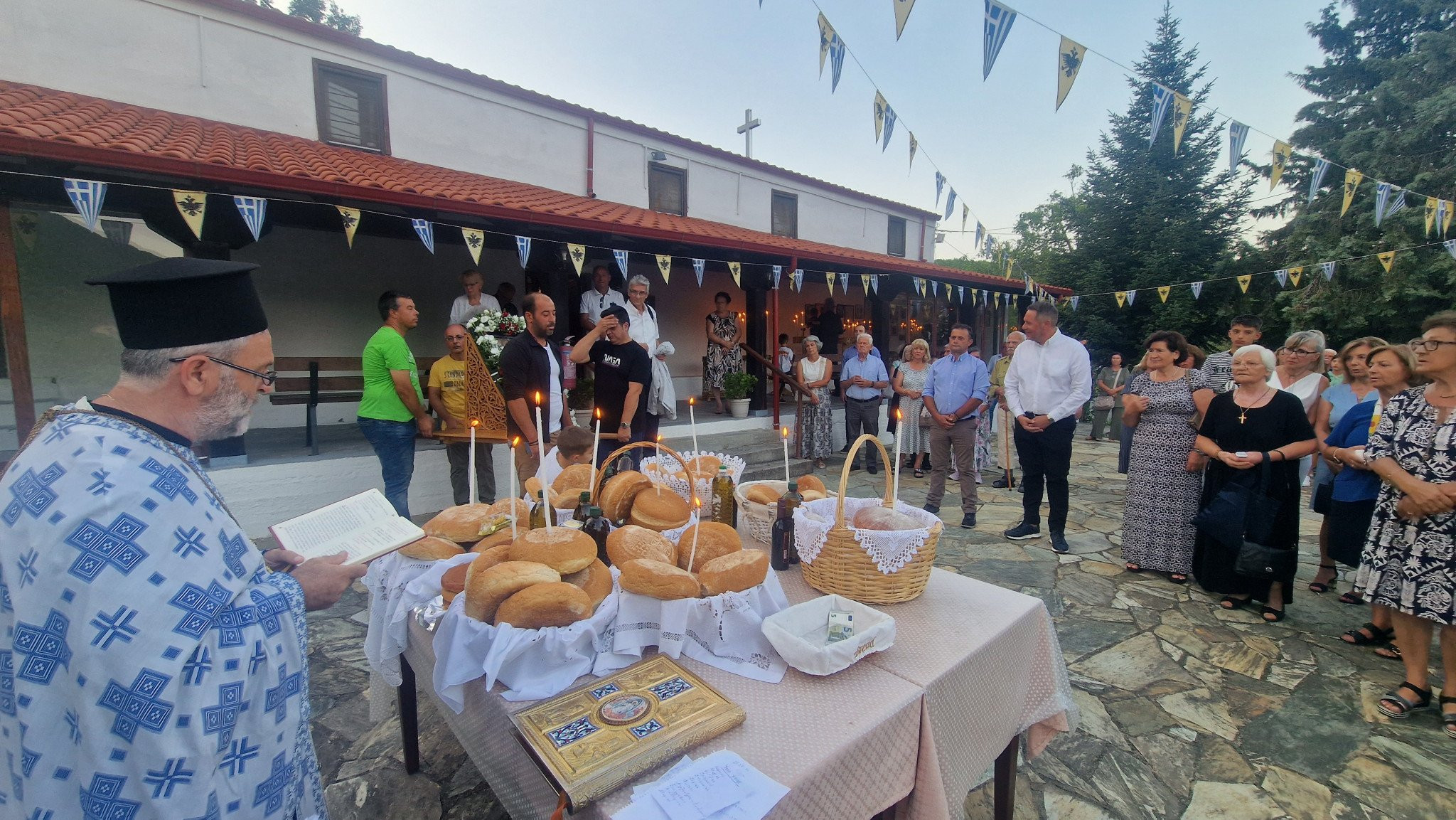 Οι Έλληνες γιορτάζουν την Παναγία
