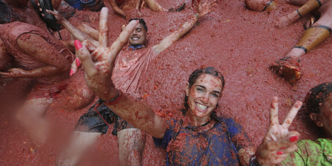 La Tomatina: Τρελός πόλεμος ντομάτας στην Ισπανία - 22.000 άτομα, 120.000 κιλά ντομάτες