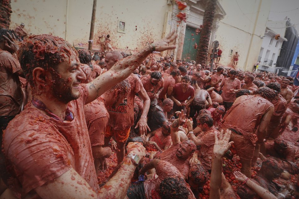 La Tomatina: Τρελός πόλεμος ντομάτας στην Ισπανία - 22.000 άτομα, 120.000 κιλά ντομάτες