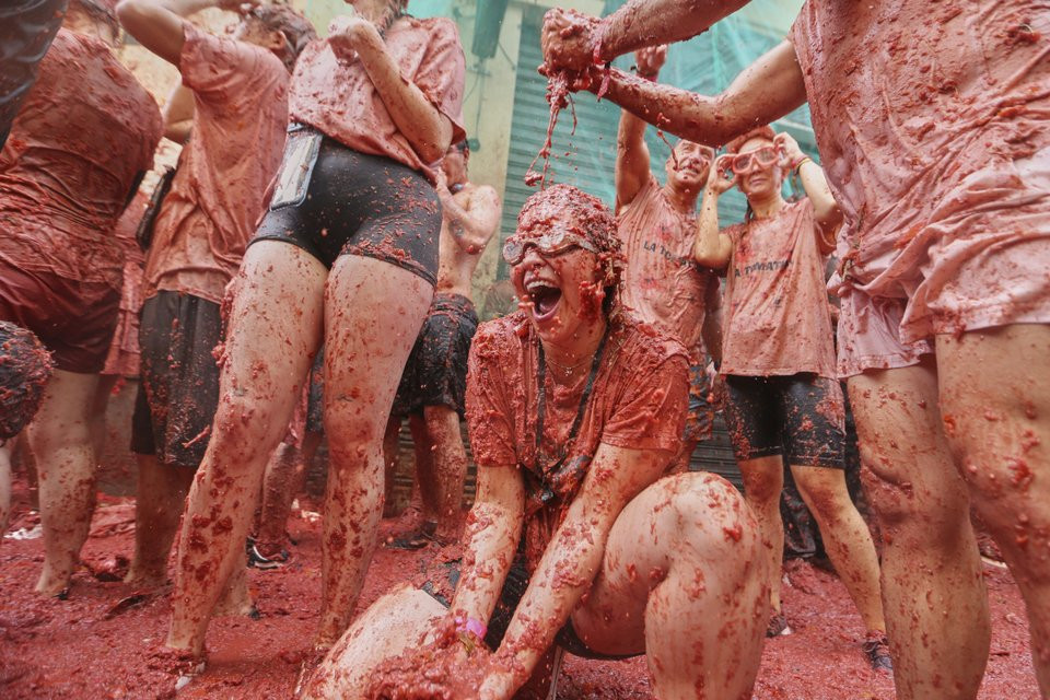 La Tomatina: Τρελός πόλεμος ντομάτας στην Ισπανία - 22.000 άτομα, 120.000 κιλά ντομάτες