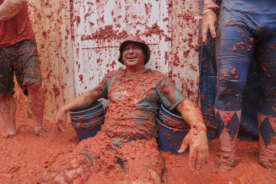 La Tomatina: Τρελός πόλεμος ντομάτας στην Ισπανία - 22.000 άτομα, 120.000 κιλά ντομάτες