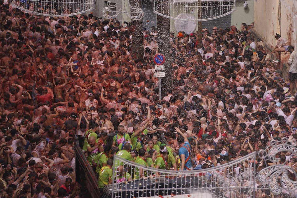 La Tomatina: Τρελός πόλεμος ντομάτας στην Ισπανία - 22.000 άτομα, 120.000 κιλά ντομάτες