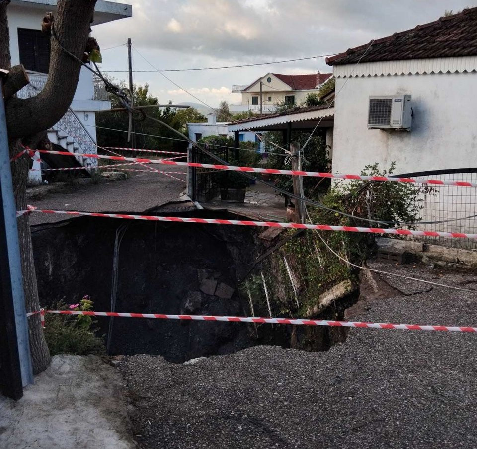 Απίστευτες εικόνες στις Φυτείες Αιτωλοακαρνανίας: Άνοιξε κρατήρας ανάμεσα σε σπίτια