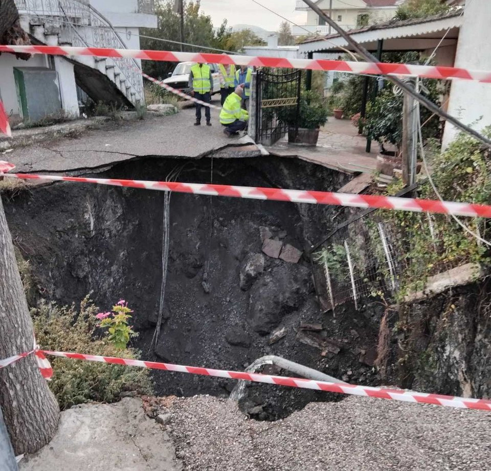Απίστευτες εικόνες στις Φυτείες Αιτωλοακαρνανίας: Άνοιξε κρατήρας ανάμεσα σε σπίτια