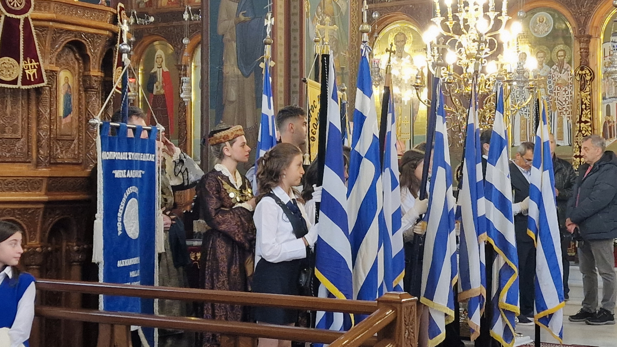 Περήφανα νιάτα στην Εκκλησία της Αγίας Σκέπης — οι μαθητές τίμησαν την 28η Οκτωβρίου στην Έδεσσα Περήφανα νιάτα στην Εκκλησία της Αγίας Σκέπης — οι μαθητές τίμησαν την 28η Οκτωβρίου στην Έδεσσα