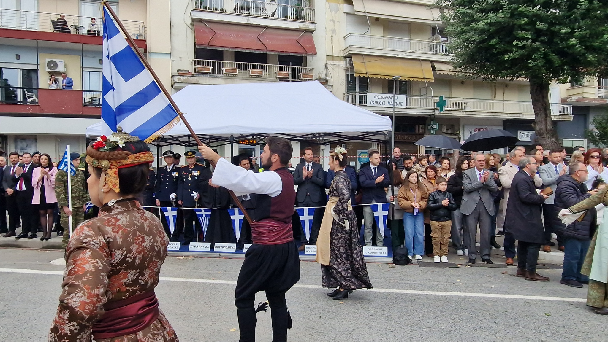 Έδεσσα – Η Ελλάδα που δεν ξεχνά: Μια παρέλαση περηφάνιας και μνήμης (φωτο και βίντεο) Έδεσσα – Η Ελλάδα που δεν ξεχνά: Μια παρέλαση περηφάνιας και μνήμης (φωτο και βίντεο)