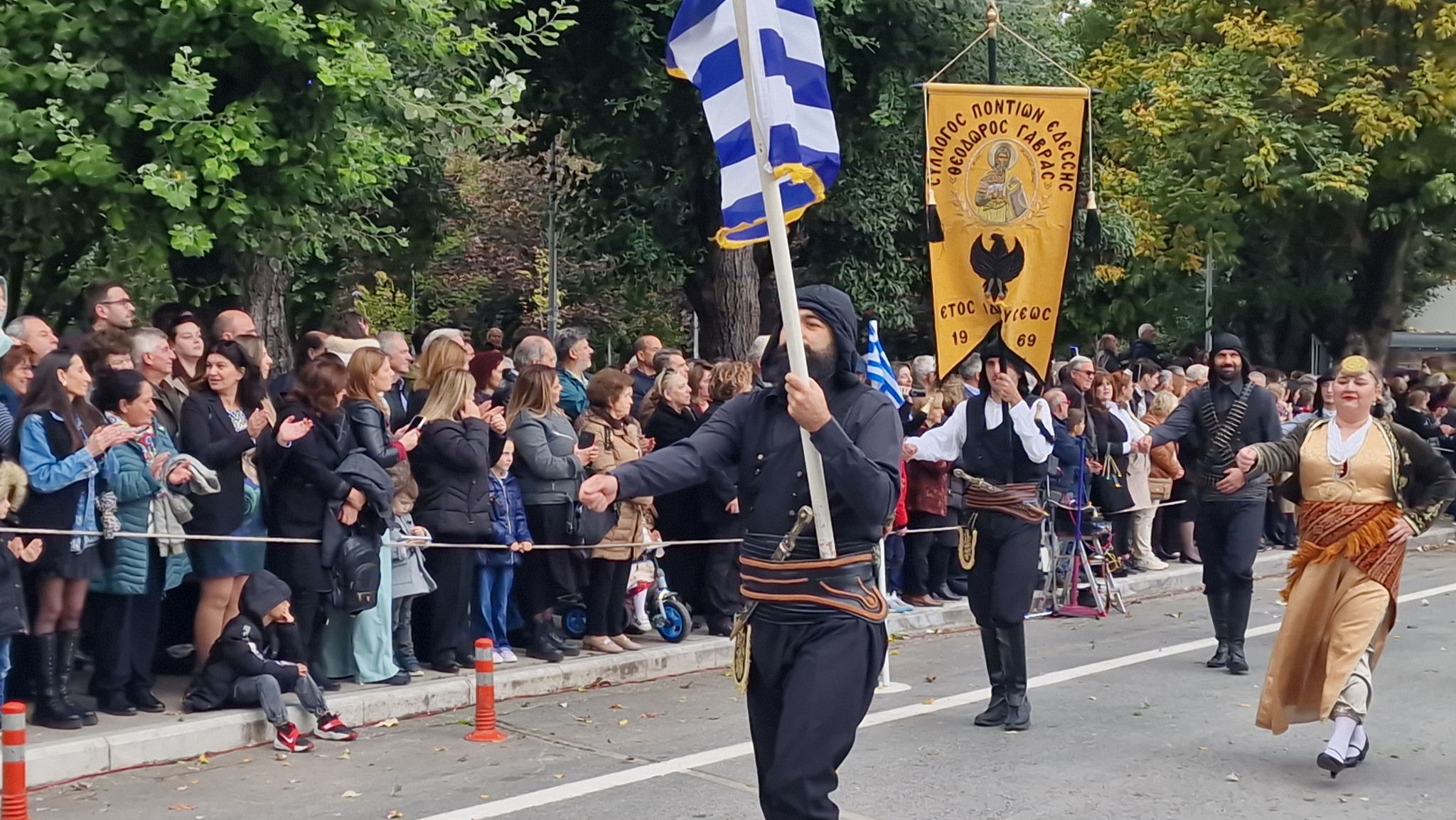 Έδεσσα – Η Ελλάδα που δεν ξεχνά: Μια παρέλαση περηφάνιας και μνήμης (φωτο και βίντεο) Έδεσσα – Η Ελλάδα που δεν ξεχνά: Μια παρέλαση περηφάνιας και μνήμης (φωτο και βίντεο)