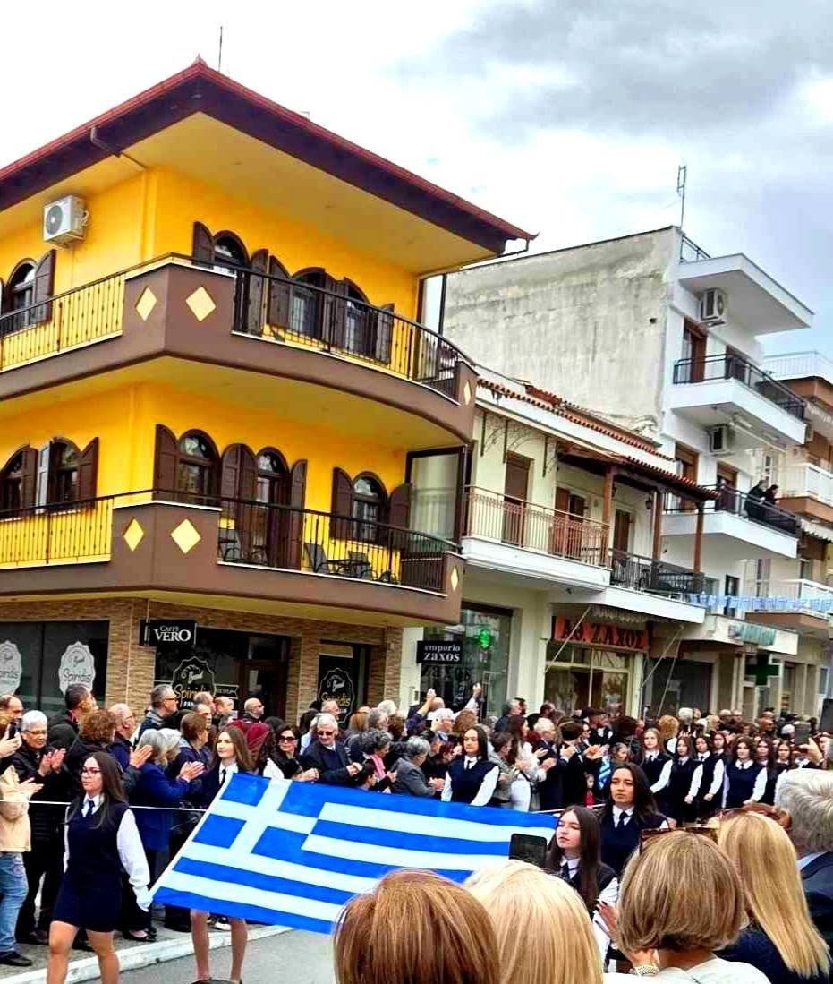 Αξιούπολη: Ψηλά οι σημαίες στην παρέλαση Αξιούπολη: Ψηλά οι σημαίες στην παρέλαση