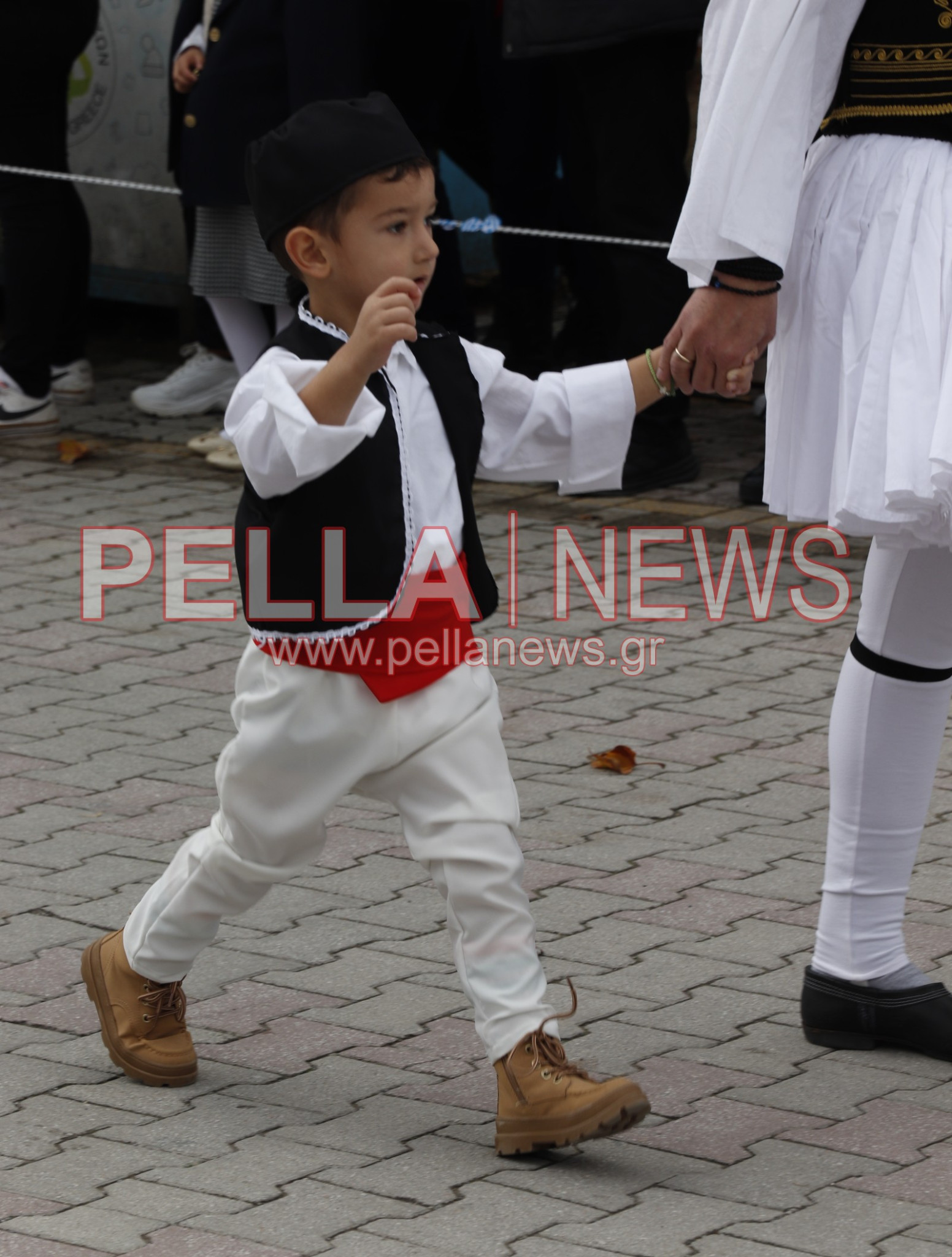 Ζωντανή η μνήμη του ’40 στην Κρύα Βρύση μέσα από τους Πολιτιστικούς Συλλόγους (φωτογραφίες) Ζωντανή η μνήμη του ’40 στην Κρύα Βρύση μέσα από τους Πολιτιστικούς Συλλόγους (φωτογραφίες)