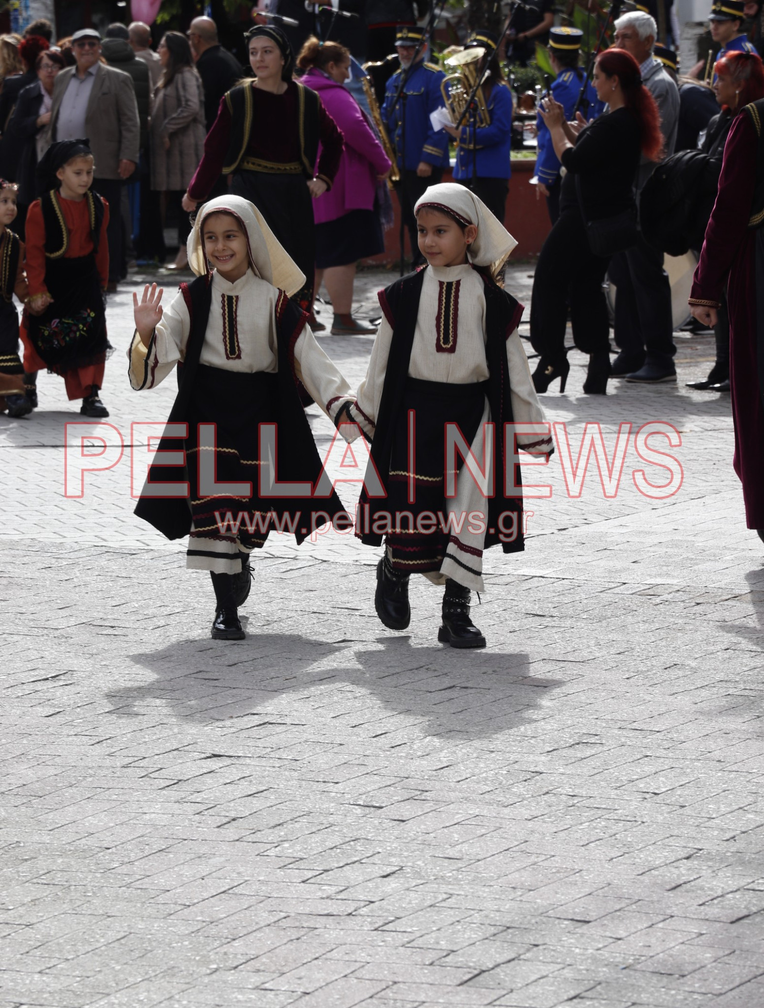 Ζωντανή η μνήμη του ’40 στην Κρύα Βρύση μέσα από τους Πολιτιστικούς Συλλόγους (φωτογραφίες) Ζωντανή η μνήμη του ’40 στην Κρύα Βρύση μέσα από τους Πολιτιστικούς Συλλόγους (φωτογραφίες)