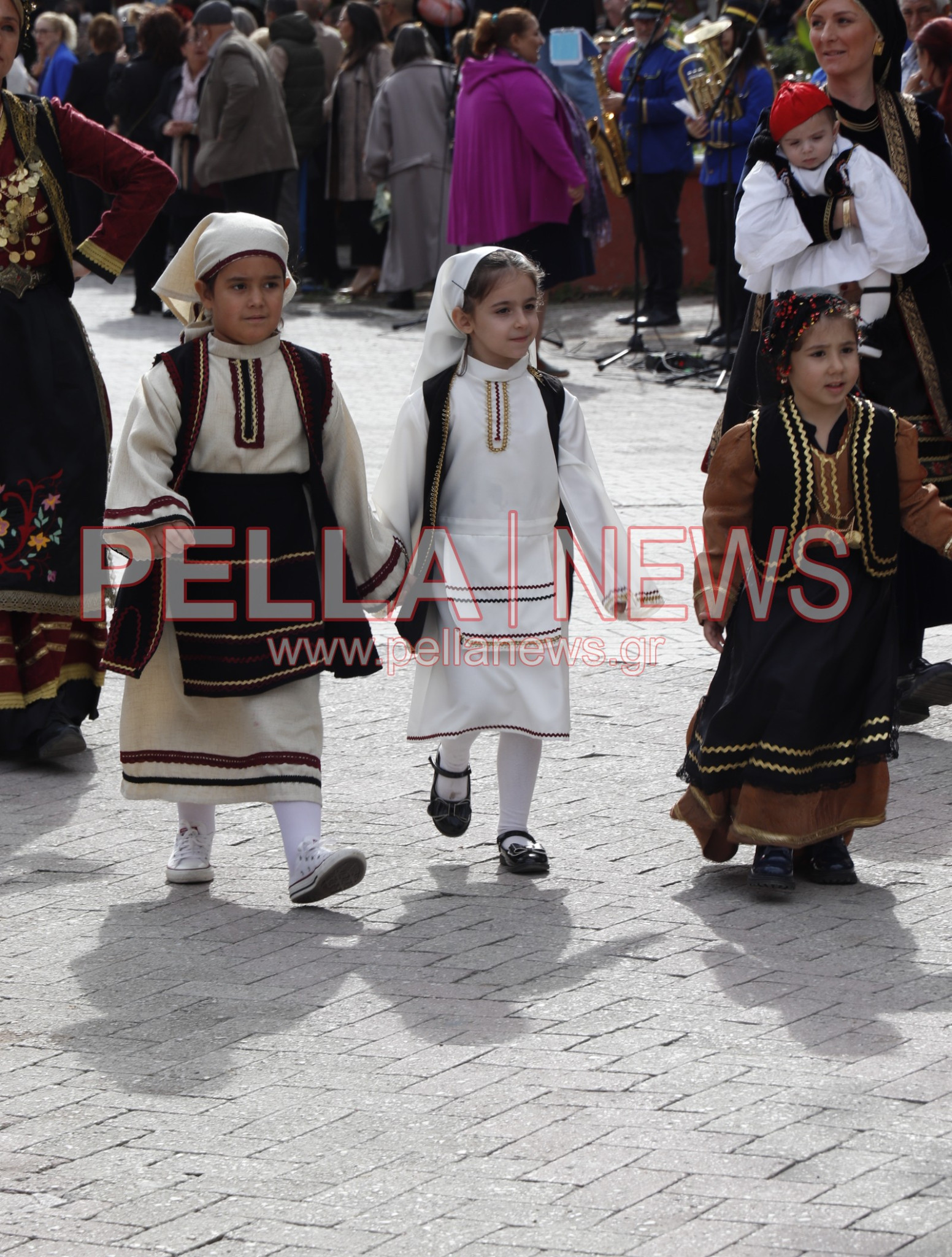 Ζωντανή η μνήμη του ’40 στην Κρύα Βρύση μέσα από τους Πολιτιστικούς Συλλόγους (φωτογραφίες) Ζωντανή η μνήμη του ’40 στην Κρύα Βρύση μέσα από τους Πολιτιστικούς Συλλόγους (φωτογραφίες)