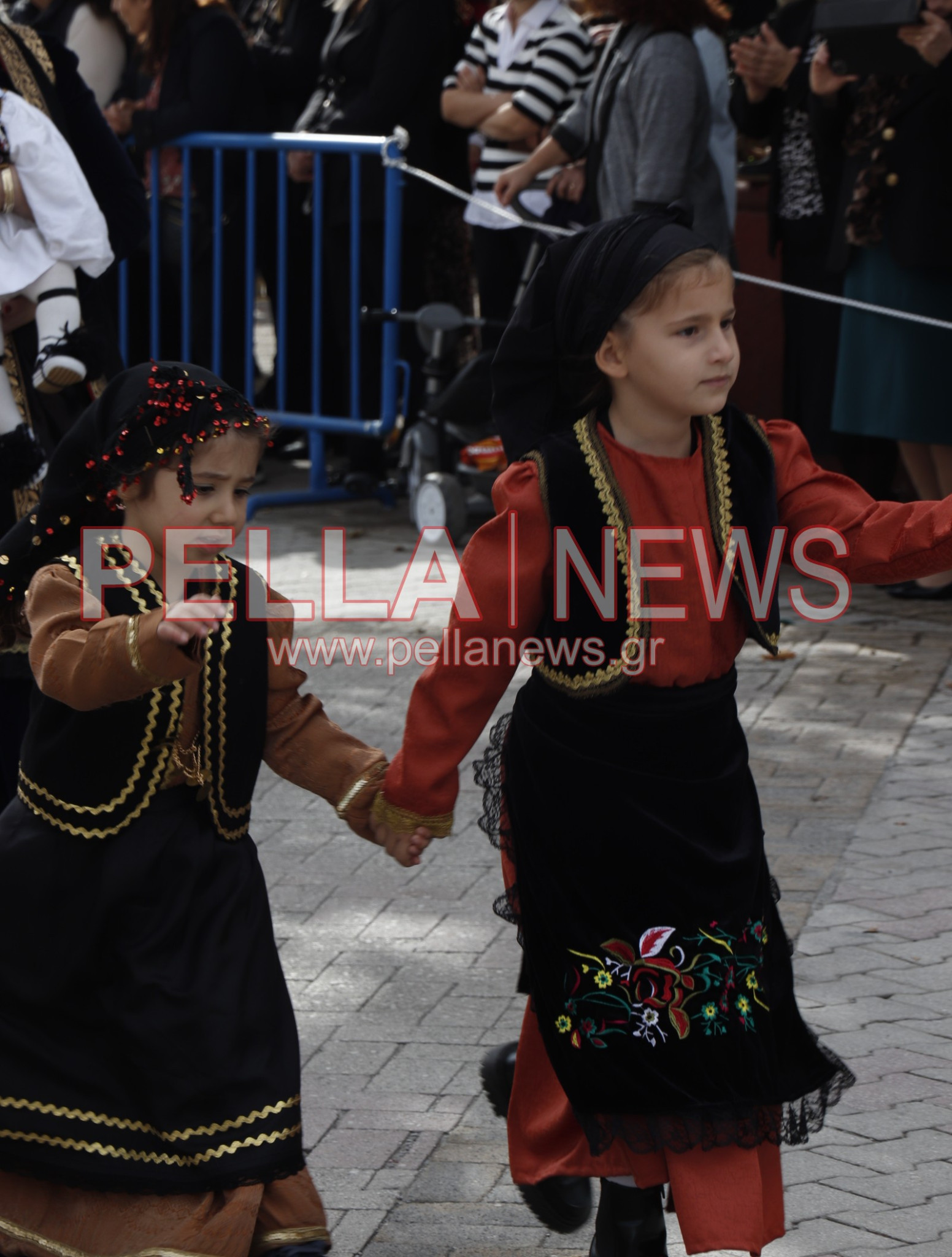 Ζωντανή η μνήμη του ’40 στην Κρύα Βρύση μέσα από τους Πολιτιστικούς Συλλόγους (φωτογραφίες) Ζωντανή η μνήμη του ’40 στην Κρύα Βρύση μέσα από τους Πολιτιστικούς Συλλόγους (φωτογραφίες)