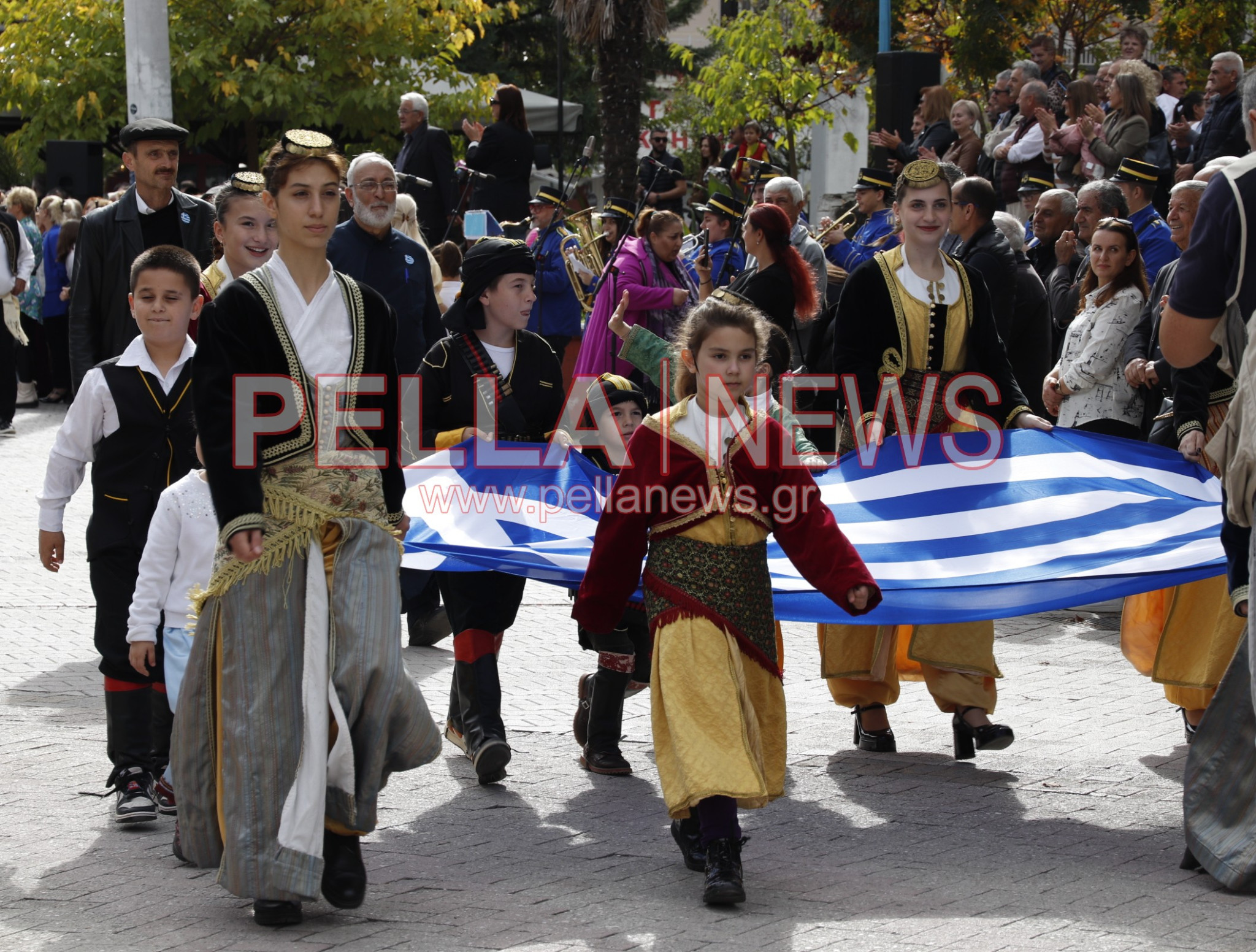 Ζωντανή η μνήμη του ’40 στην Κρύα Βρύση μέσα από τους Πολιτιστικούς Συλλόγους (φωτογραφίες) Ζωντανή η μνήμη του ’40 στην Κρύα Βρύση μέσα από τους Πολιτιστικούς Συλλόγους (φωτογραφίες)