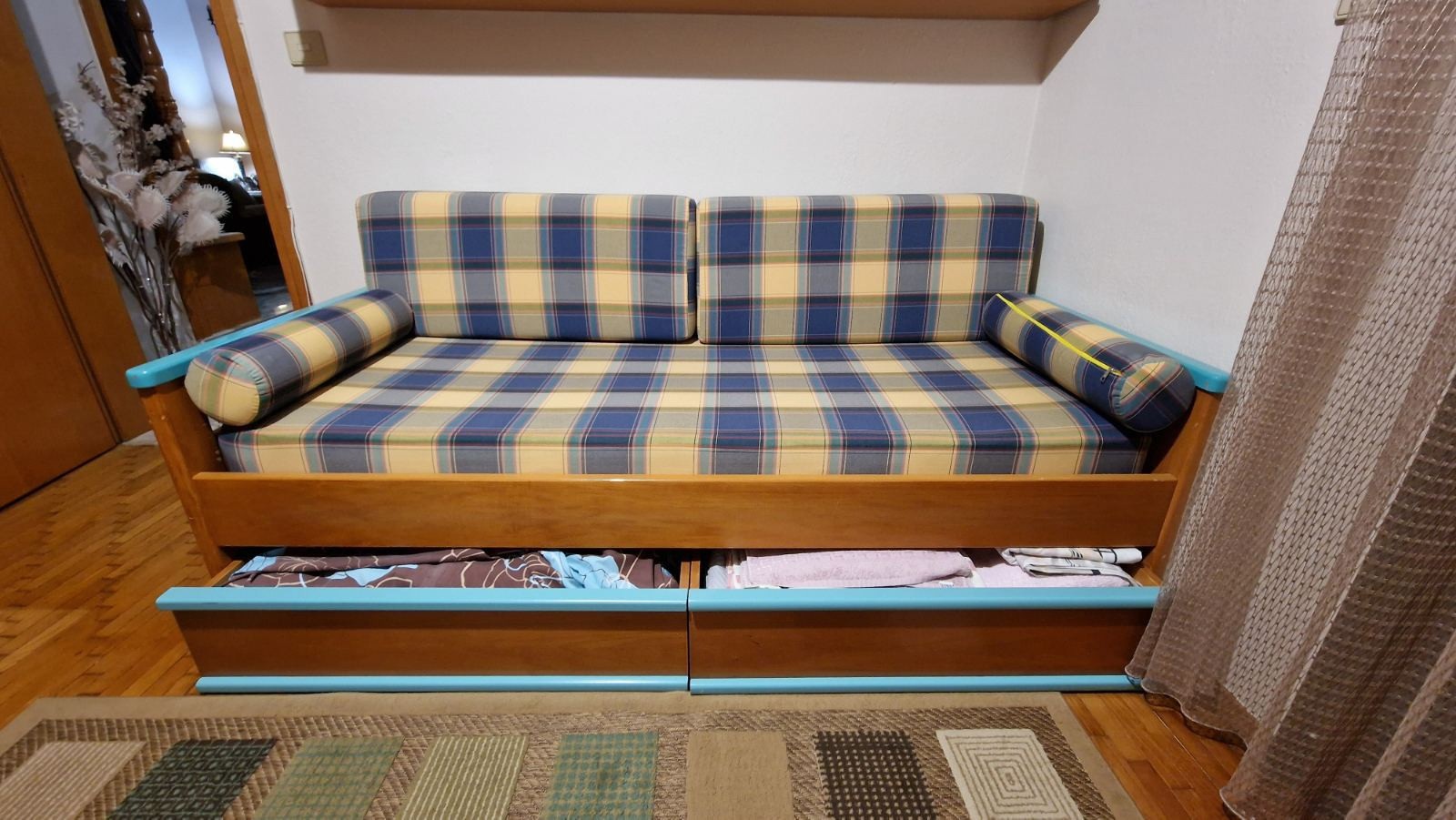 Πωλούνται καναπές - κρεβάτι & κρεμαστή βιβλιοθήκη σε άριστη κατάσταση