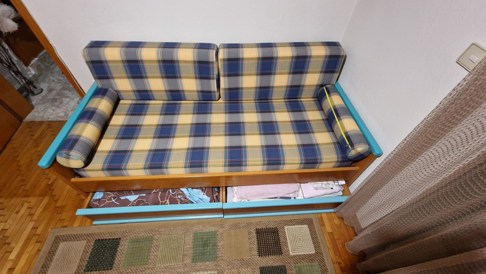 Πωλούνται καναπές - κρεβάτι & κρεμαστή βιβλιοθήκη σε άριστη κατάσταση