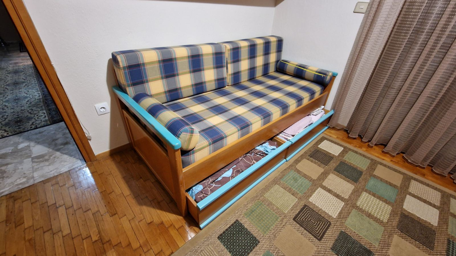 Πωλούνται καναπές - κρεβάτι & κρεμαστή βιβλιοθήκη σε άριστη κατάσταση