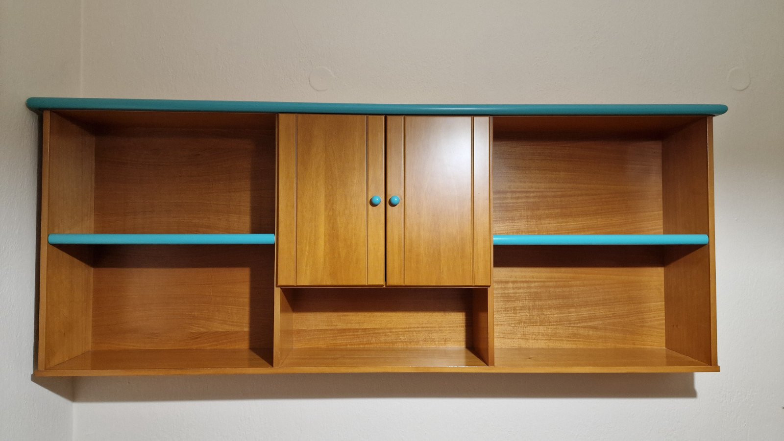 Πωλούνται καναπές - κρεβάτι & κρεμαστή βιβλιοθήκη σε άριστη κατάσταση