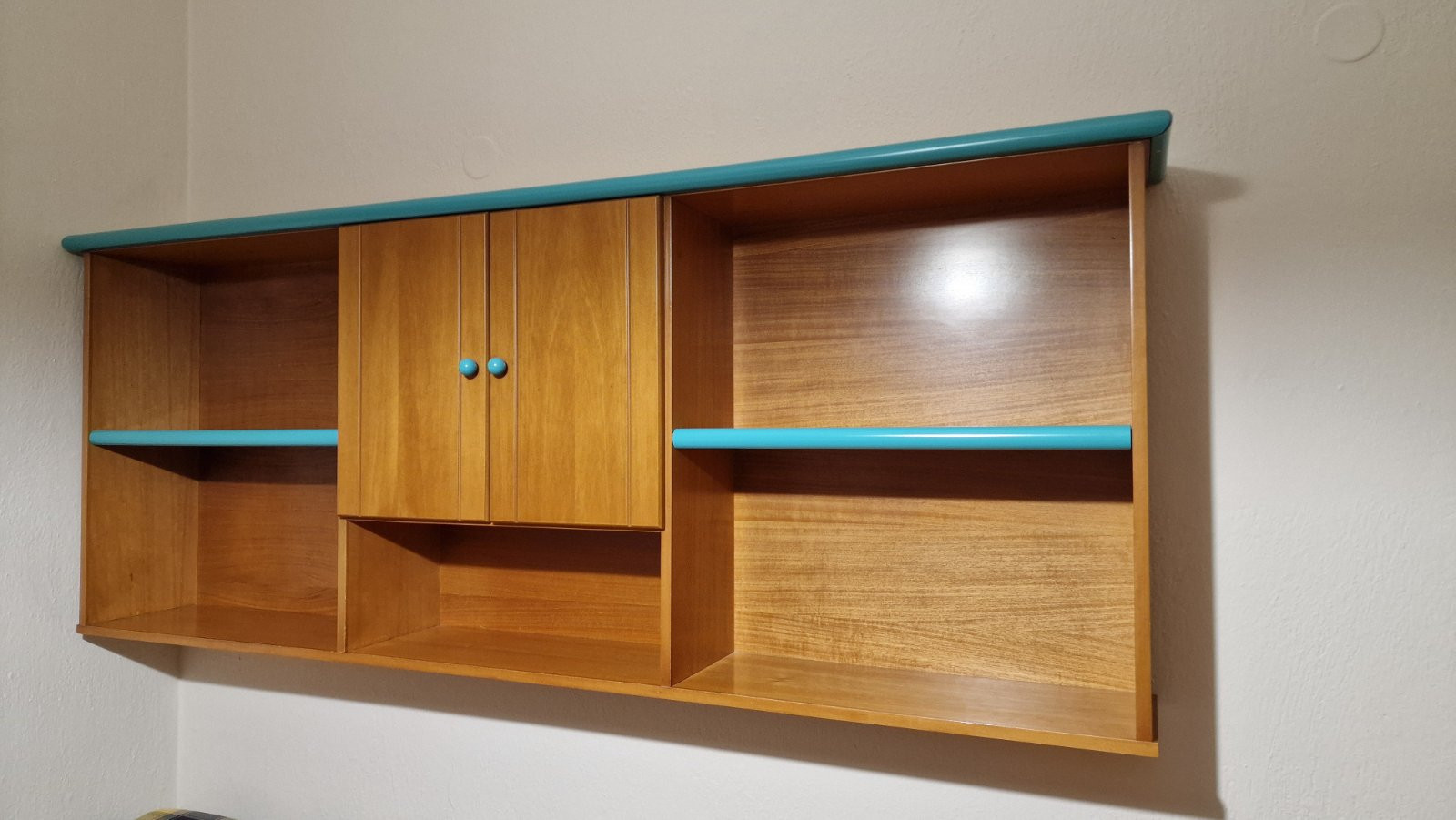 Πωλούνται καναπές - κρεβάτι & κρεμαστή βιβλιοθήκη σε άριστη κατάσταση