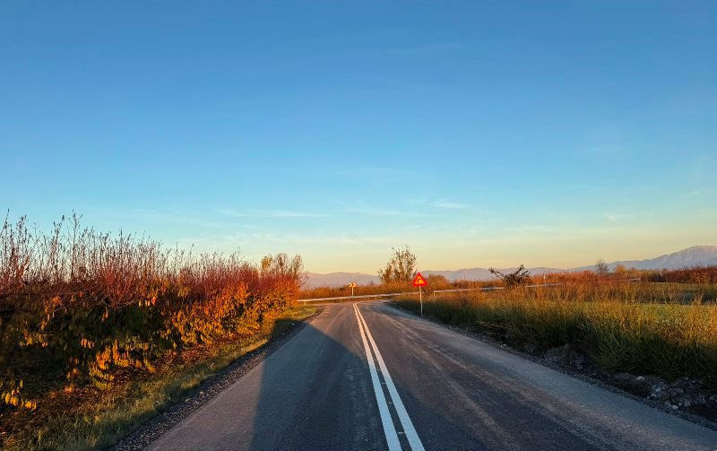 Ο Δήμος Πέλλας συνεχίζει με έργα - Ασφαλτόστρωση τμημάτων αγροτικών οδών στην Δ.Ε Μεγ. Αλεξάνδρου