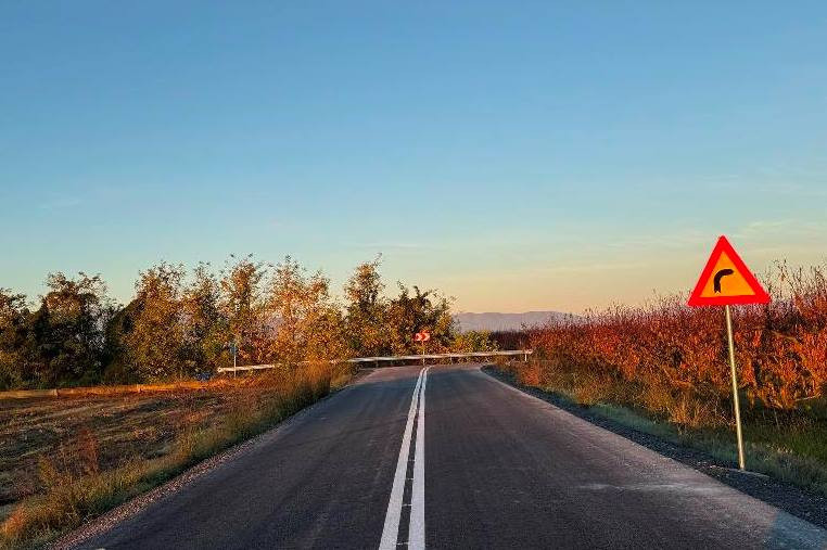 Ο Δήμος Πέλλας συνεχίζει με έργα - Ασφαλτόστρωση τμημάτων αγροτικών οδών στην Δ.Ε Μεγ. Αλεξάνδρου