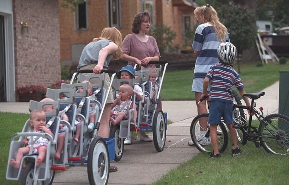 Έγραψαν ιστορία όταν γεννήθηκαν: Πώς είναι σήμερα τα πρώτα επτάδυμα που επιβίωσαν στη γέννα πριν από 28 χρόνια
