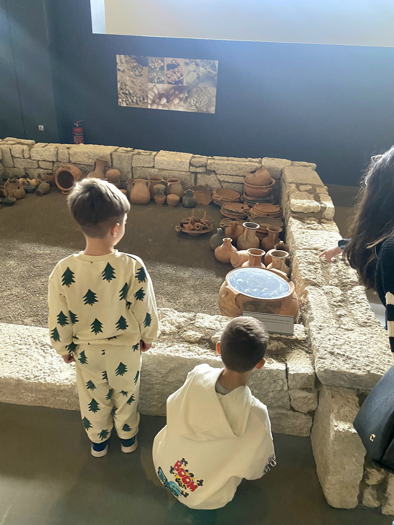 Μια σχολική μέρα γεμάτη Χριστούγεννα και Ιστορία για τους μαθητές των Σαρακηνών