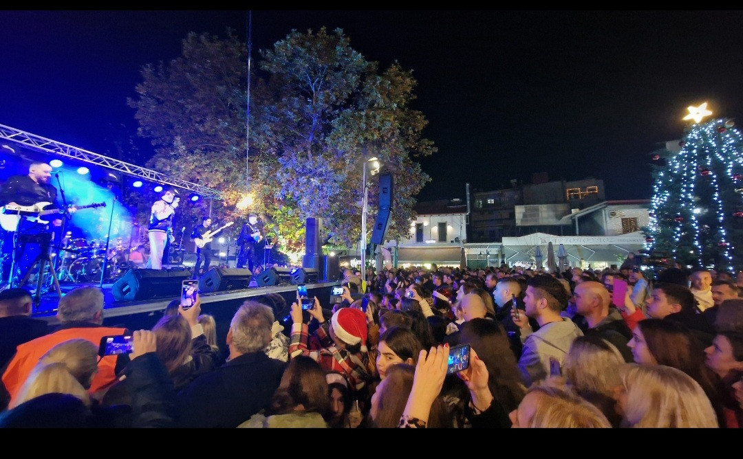 Τόνι Σφήνος: Απογείωσε την Αριδαία στο Άναμμα του Δέντρου – Χιλιάδες κόσμου, κέφι και χαρά στην πιο λαμπερή έναρξη της εορταστικής περιόδου