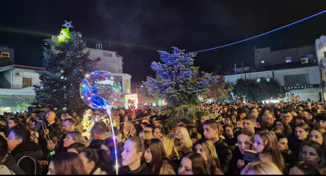 Τόνι Σφήνος: Απογείωσε την Αριδαία στο Άναμμα του Δέντρου – Χιλιάδες κόσμου, κέφι και χαρά στην πιο λαμπερή έναρξη της εορταστικής περιόδου