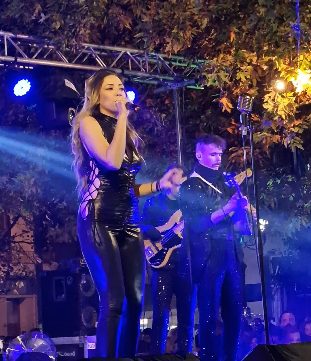 Τόνι Σφήνος: Απογείωσε την Αριδαία στο Άναμμα του Δέντρου – Χιλιάδες κόσμου, κέφι και χαρά στην πιο λαμπερή έναρξη της εορταστικής περιόδου