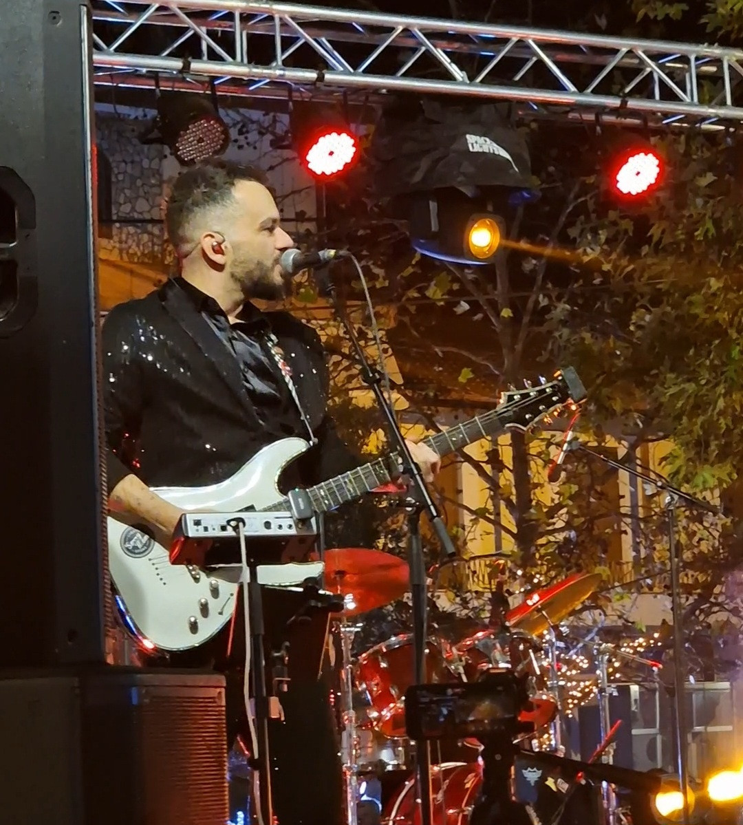 Τόνι Σφήνος: Απογείωσε την Αριδαία στο Άναμμα του Δέντρου – Χιλιάδες κόσμου, κέφι και χαρά στην πιο λαμπερή έναρξη της εορταστικής περιόδου