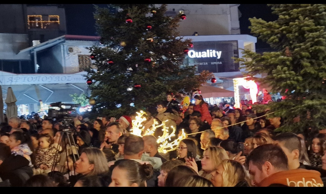 Τόνι Σφήνος: Απογείωσε την Αριδαία στο Άναμμα του Δέντρου – Χιλιάδες κόσμου, κέφι και χαρά στην πιο λαμπερή έναρξη της εορταστικής περιόδου