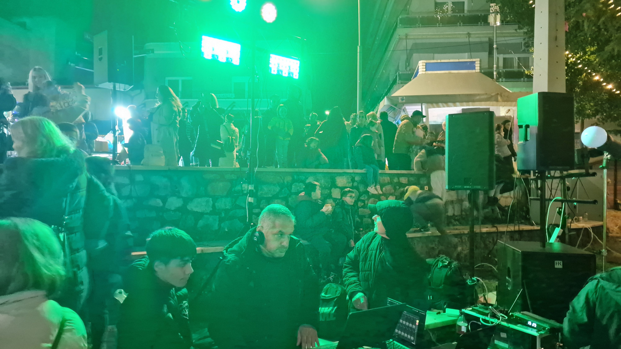 Η Έδεσσα φόρεσε τα γιορτινά της – Άναψε το φυσικό, υπέροχο Χριστουγεννιάτικο δέντρο στην καρδιά της πόλης