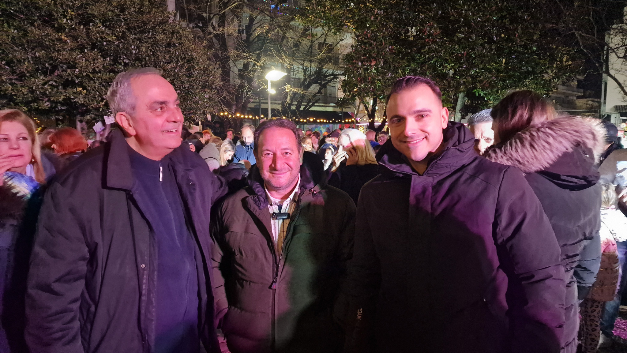 Η Έδεσσα φόρεσε τα γιορτινά της – Άναψε το φυσικό, υπέροχο Χριστουγεννιάτικο δέντρο στην καρδιά της πόλης