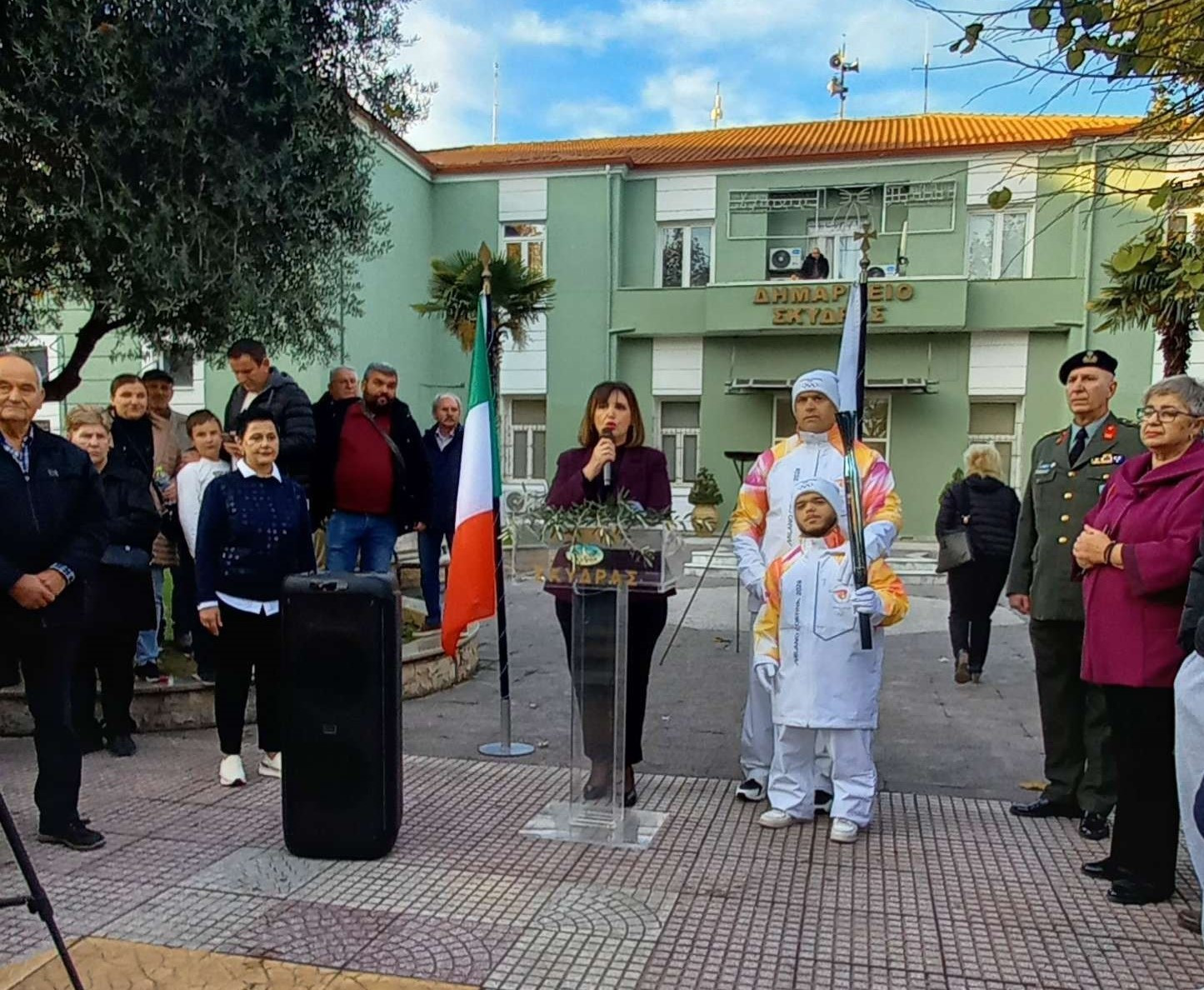 Χαιρετισμός της Δημάρχου Σκύδρας Κατερίνας Ιγνατιάδου και του Προέδρου της Επιτροπής Ολυμπιακής Λαμπαδηδρομίας Θωμά Τόκα στην υποδοχή της Ολυμπιακής Φλόγας στη Σκύδρα