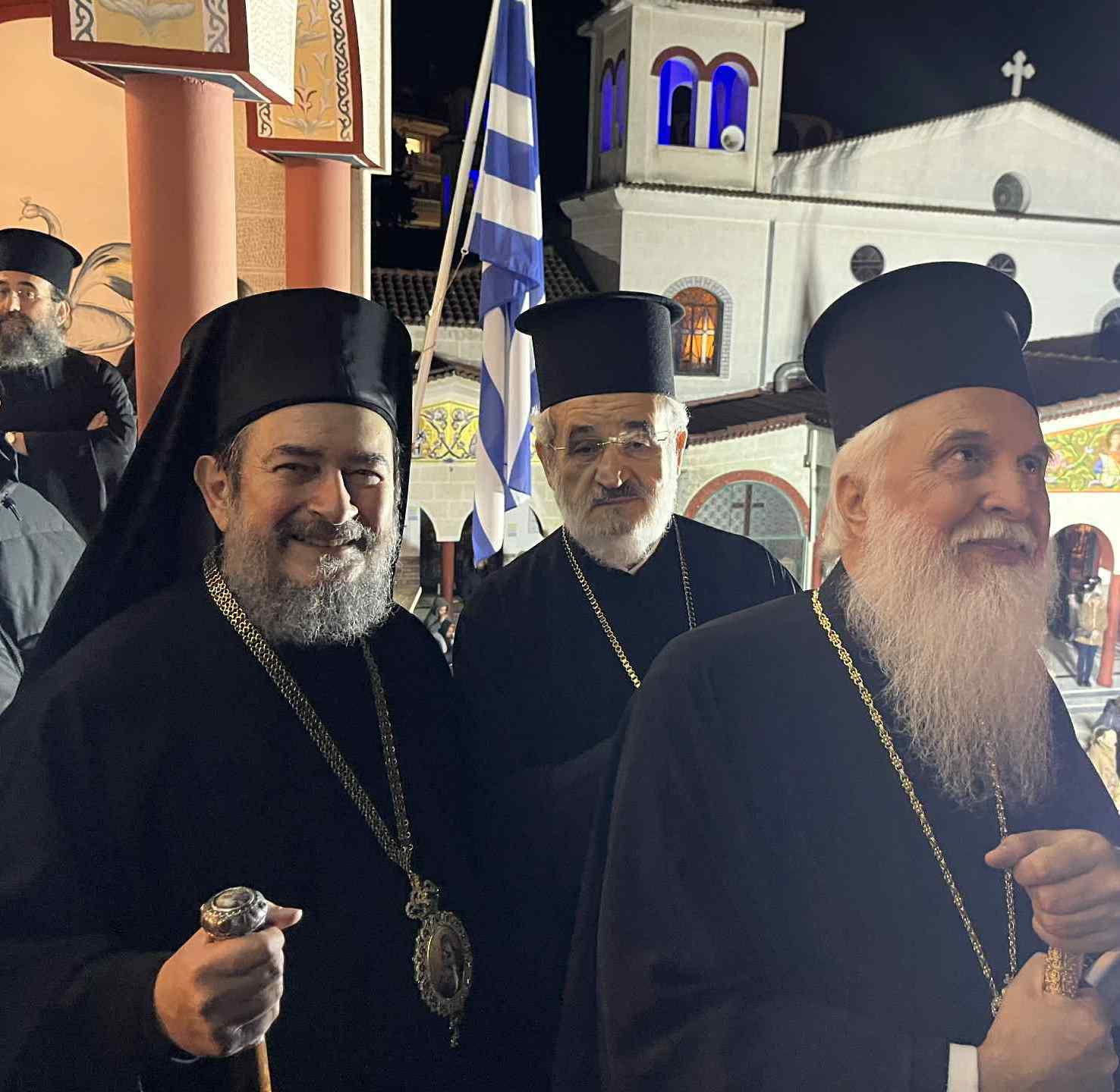 Το άναμμα του χριστουγεννιάτικου δέντρου στο Μητροπολιτικό Μέγαρο Κατερίνης