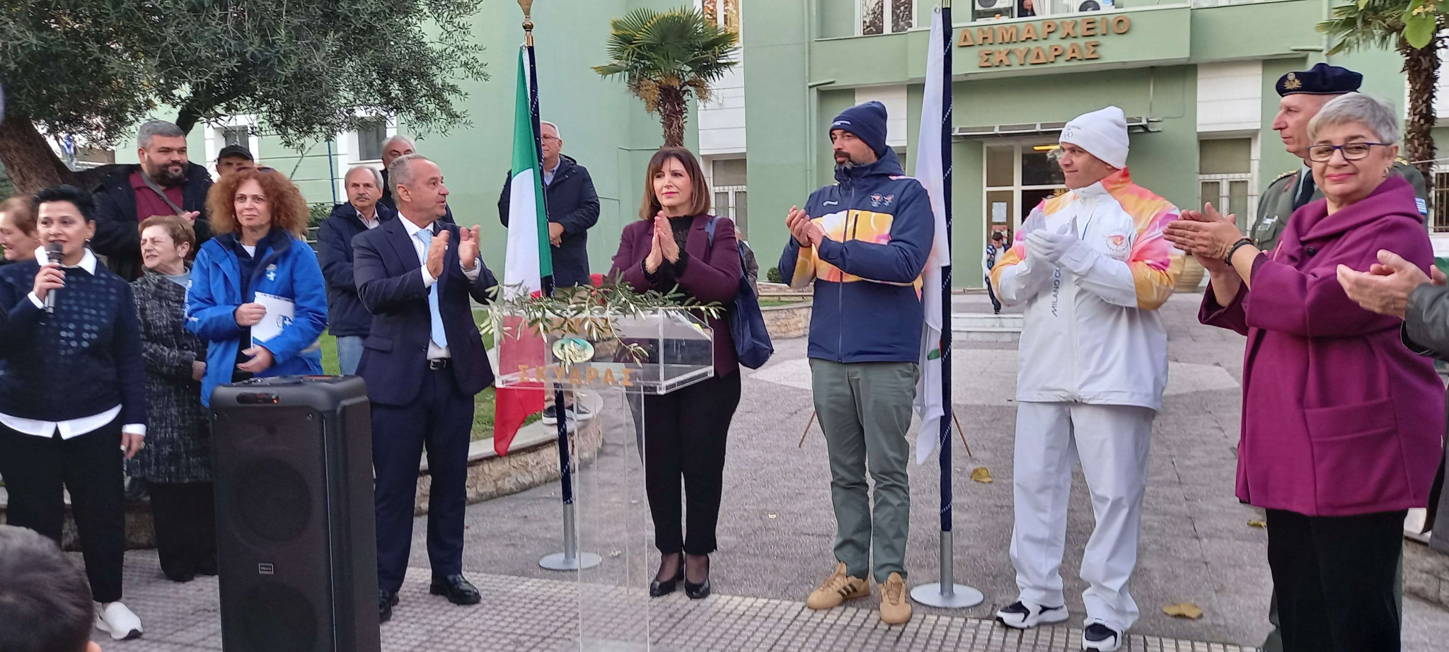 Χαιρετισμός της Δημάρχου Σκύδρας Κατερίνας Ιγνατιάδου και του Προέδρου της Επιτροπής Ολυμπιακής Λαμπαδηδρομίας Θωμά Τόκα στην υποδοχή της Ολυμπιακής Φλόγας στη Σκύδρα