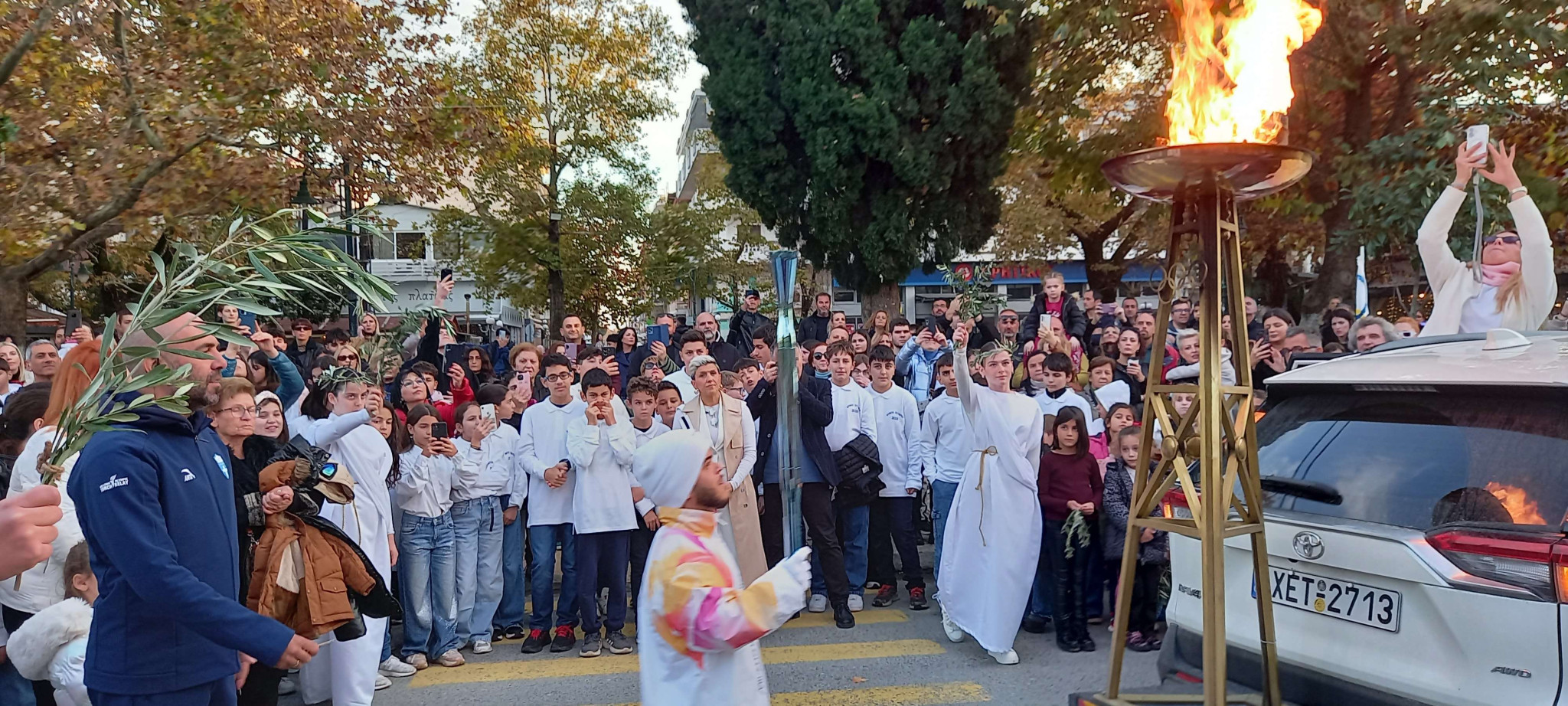 Χαιρετισμός της Δημάρχου Σκύδρας Κατερίνας Ιγνατιάδου και του Προέδρου της Επιτροπής Ολυμπιακής Λαμπαδηδρομίας Θωμά Τόκα στην υποδοχή της Ολυμπιακής Φλόγας στη Σκύδρα