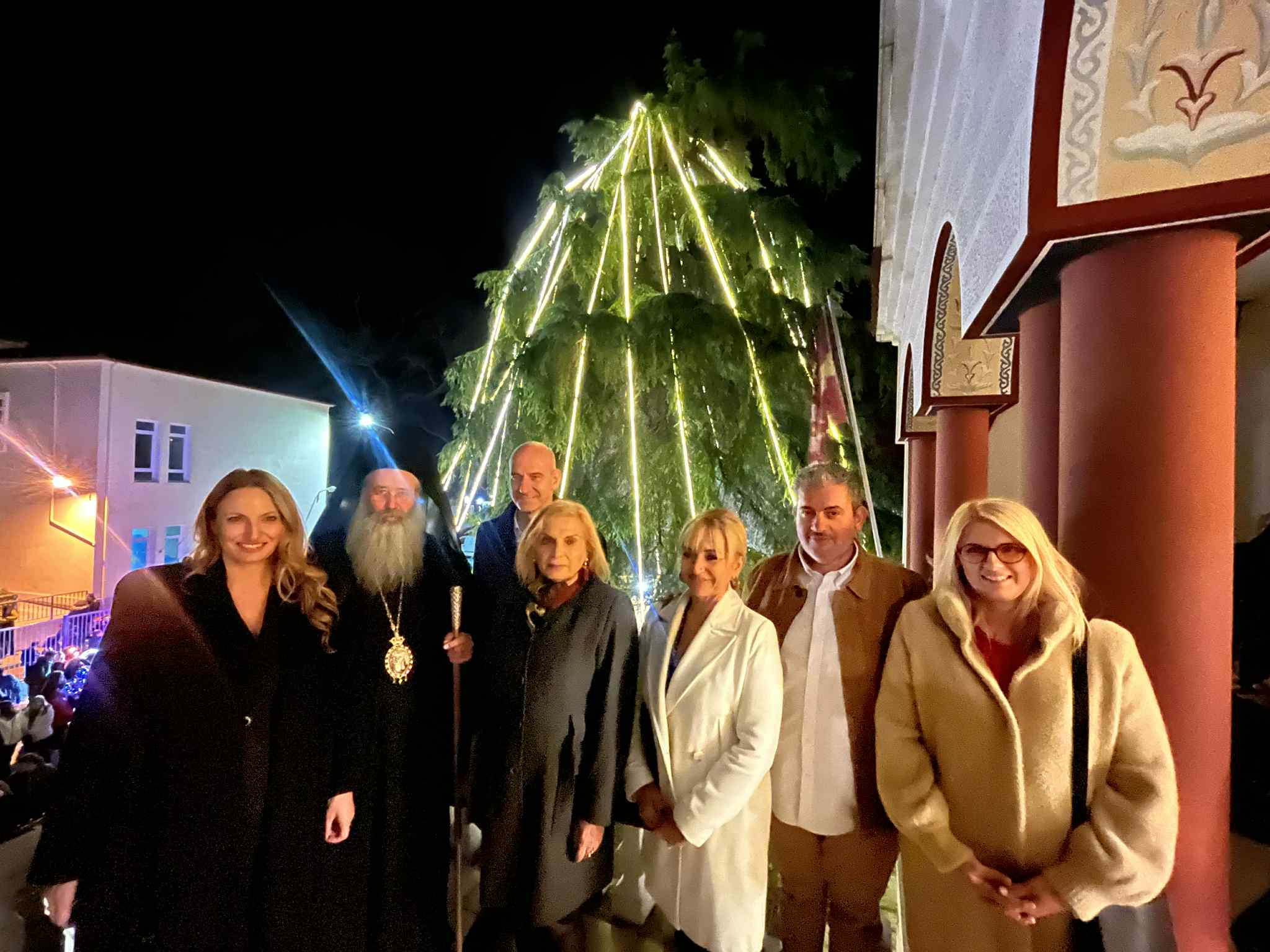 Το άναμμα του χριστουγεννιάτικου δέντρου στο Μητροπολιτικό Μέγαρο Κατερίνης