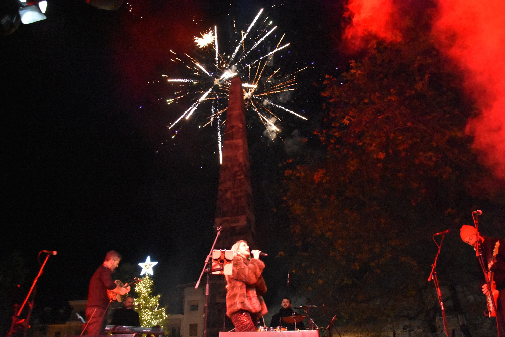 Εντυπωσιακή Χριστουγεννιάτικη Ατμόσφαιρα στη Φωταγώγηση του Χριστουγεννιάτικου Δέντρου στην Πλατεία Καρατάσου Νάουσας