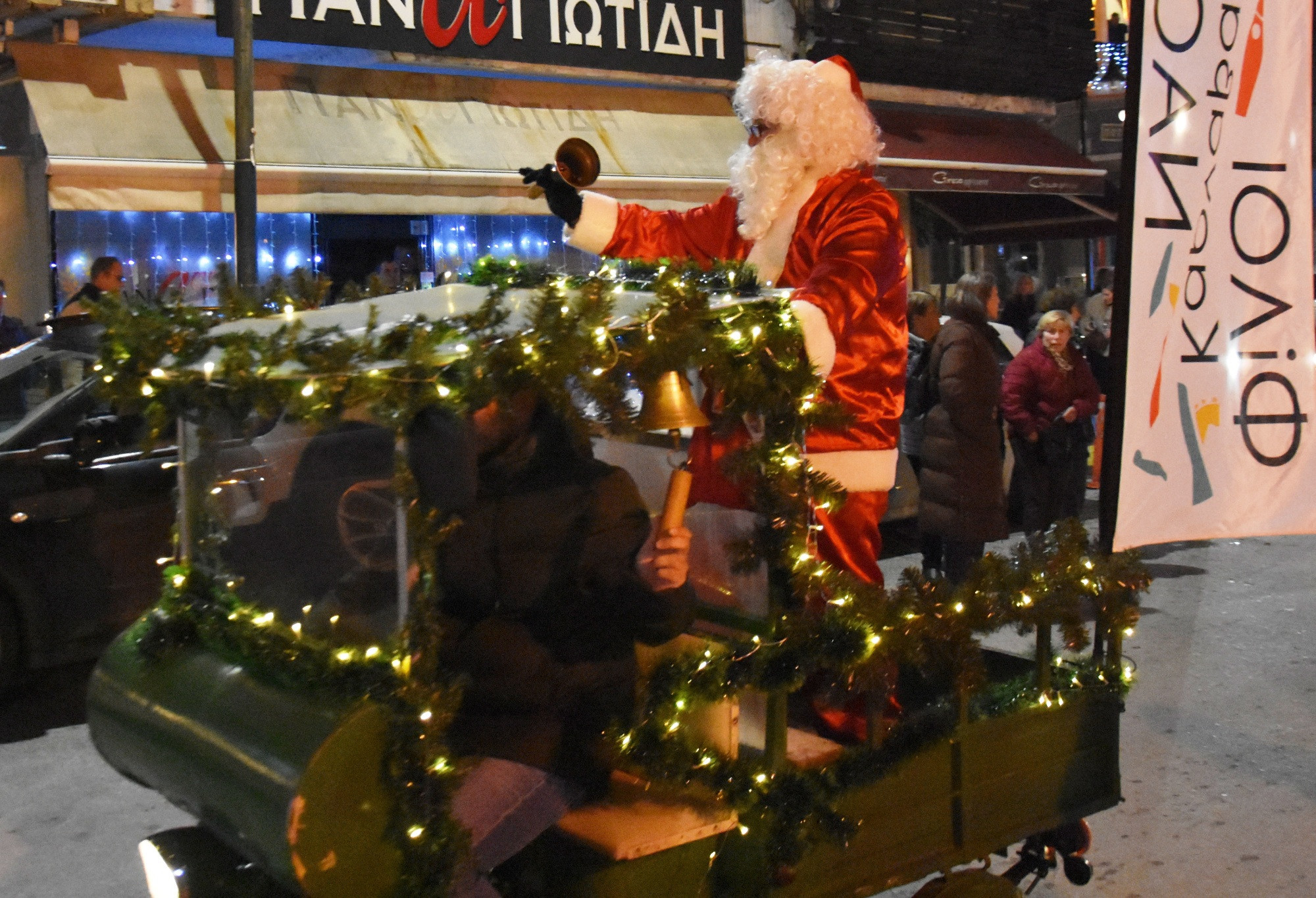 Εντυπωσιακή Χριστουγεννιάτικη Ατμόσφαιρα στη Φωταγώγηση του Χριστουγεννιάτικου Δέντρου στην Πλατεία Καρατάσου Νάουσας