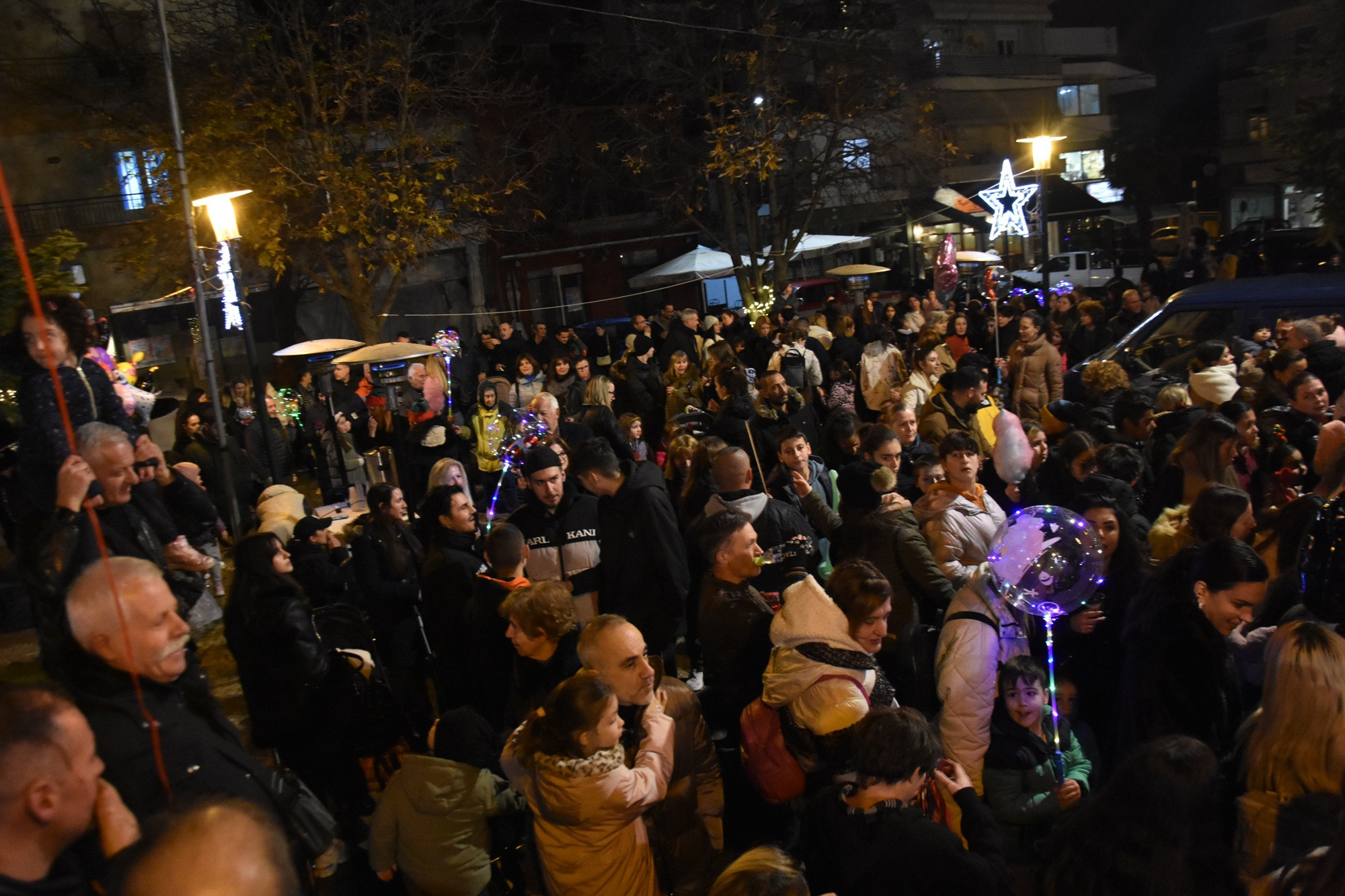 Εντυπωσιακή Χριστουγεννιάτικη Ατμόσφαιρα στη Φωταγώγηση του Χριστουγεννιάτικου Δέντρου στην Πλατεία Καρατάσου Νάουσας