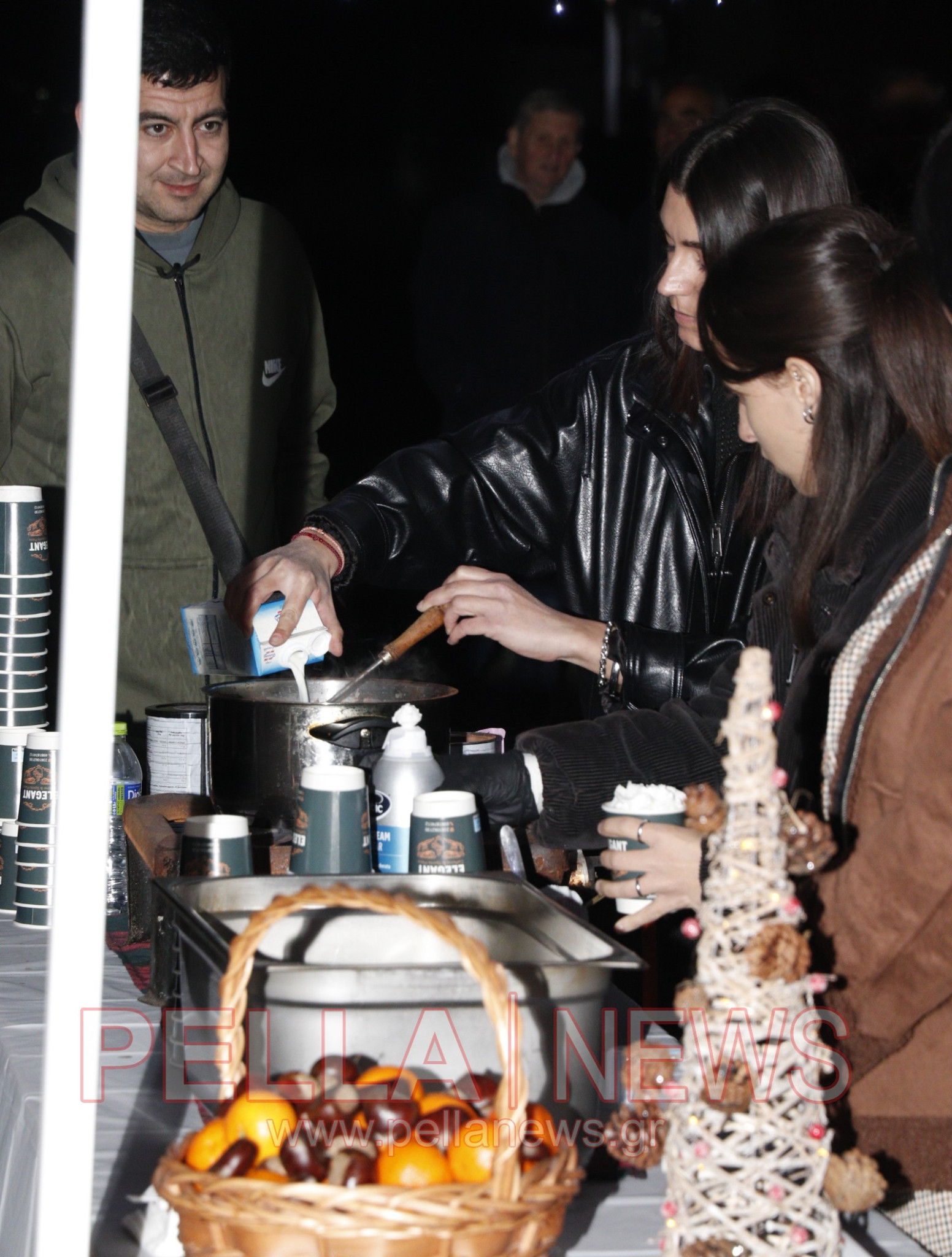 Φωταγώγηση του Χριστουγεννιάτικου Δέντρου στα Καλύβια Σκύδρας - Μια βραδιά γεμάτη λάμψη, ζεστασιά και χαμόγελα (φωτογραφίες-βιντεο)