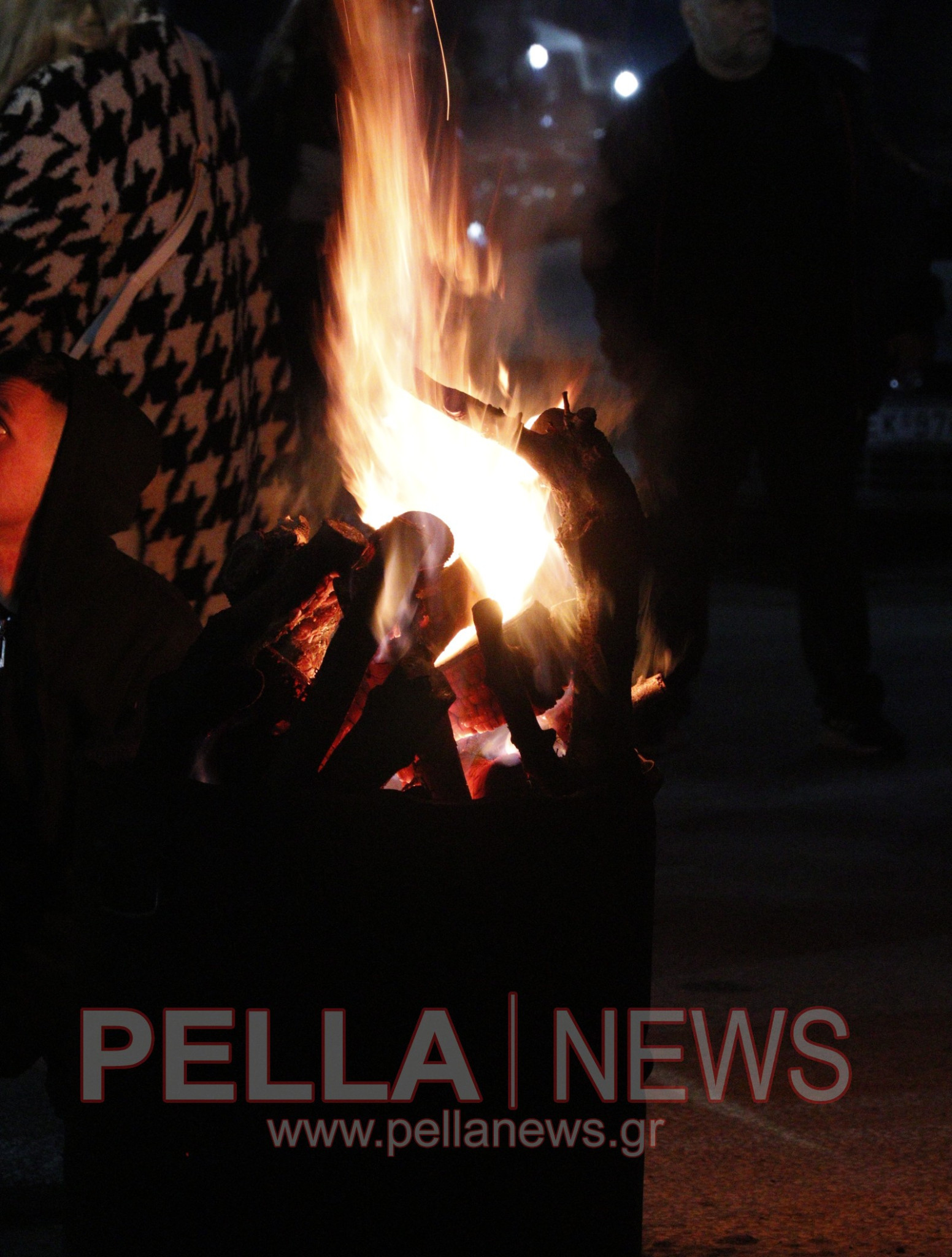 Φωταγώγηση του Χριστουγεννιάτικου Δέντρου στα Καλύβια Σκύδρας - Μια βραδιά γεμάτη λάμψη, ζεστασιά και χαμόγελα (φωτογραφίες-βιντεο)