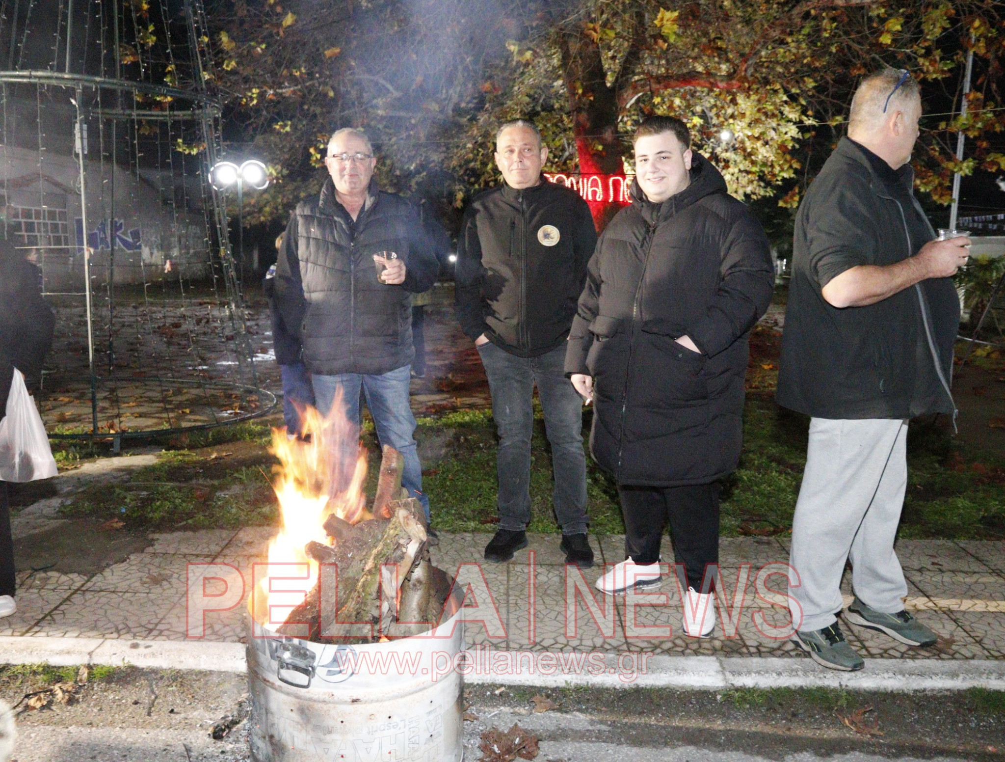 Φωταγώγηση του Χριστουγεννιάτικου Δέντρου στα Καλύβια Σκύδρας - Μια βραδιά γεμάτη λάμψη, ζεστασιά και χαμόγελα (φωτογραφίες-βιντεο)