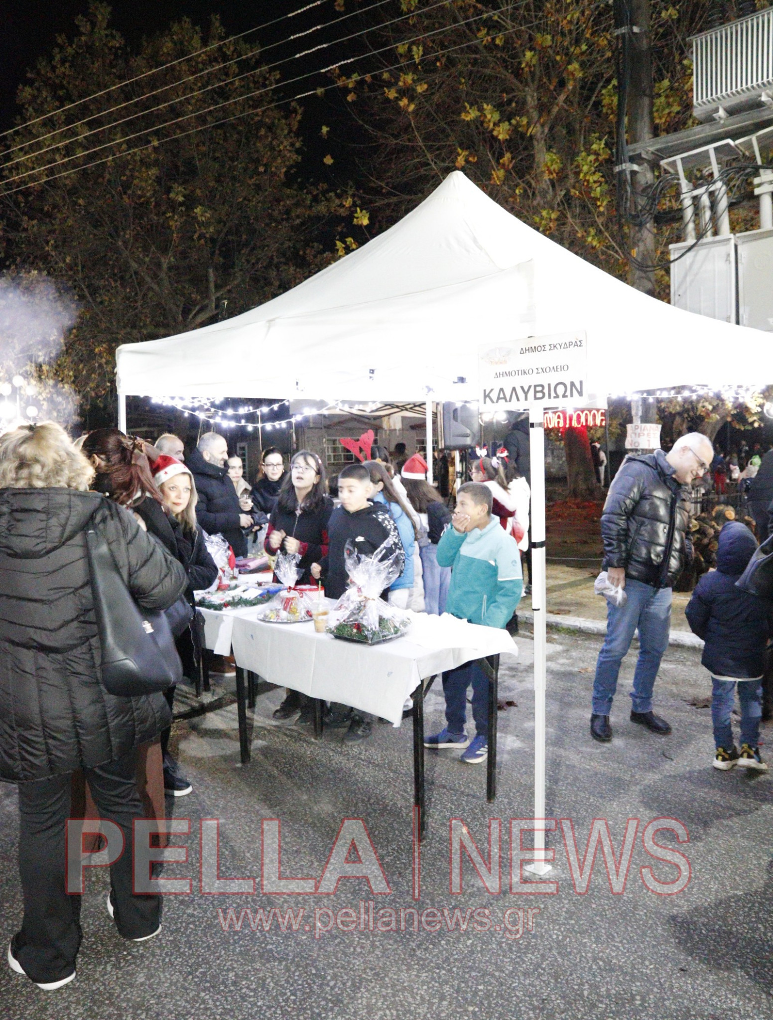 Φωταγώγηση του Χριστουγεννιάτικου Δέντρου στα Καλύβια Σκύδρας - Μια βραδιά γεμάτη λάμψη, ζεστασιά και χαμόγελα (φωτογραφίες-βιντεο)