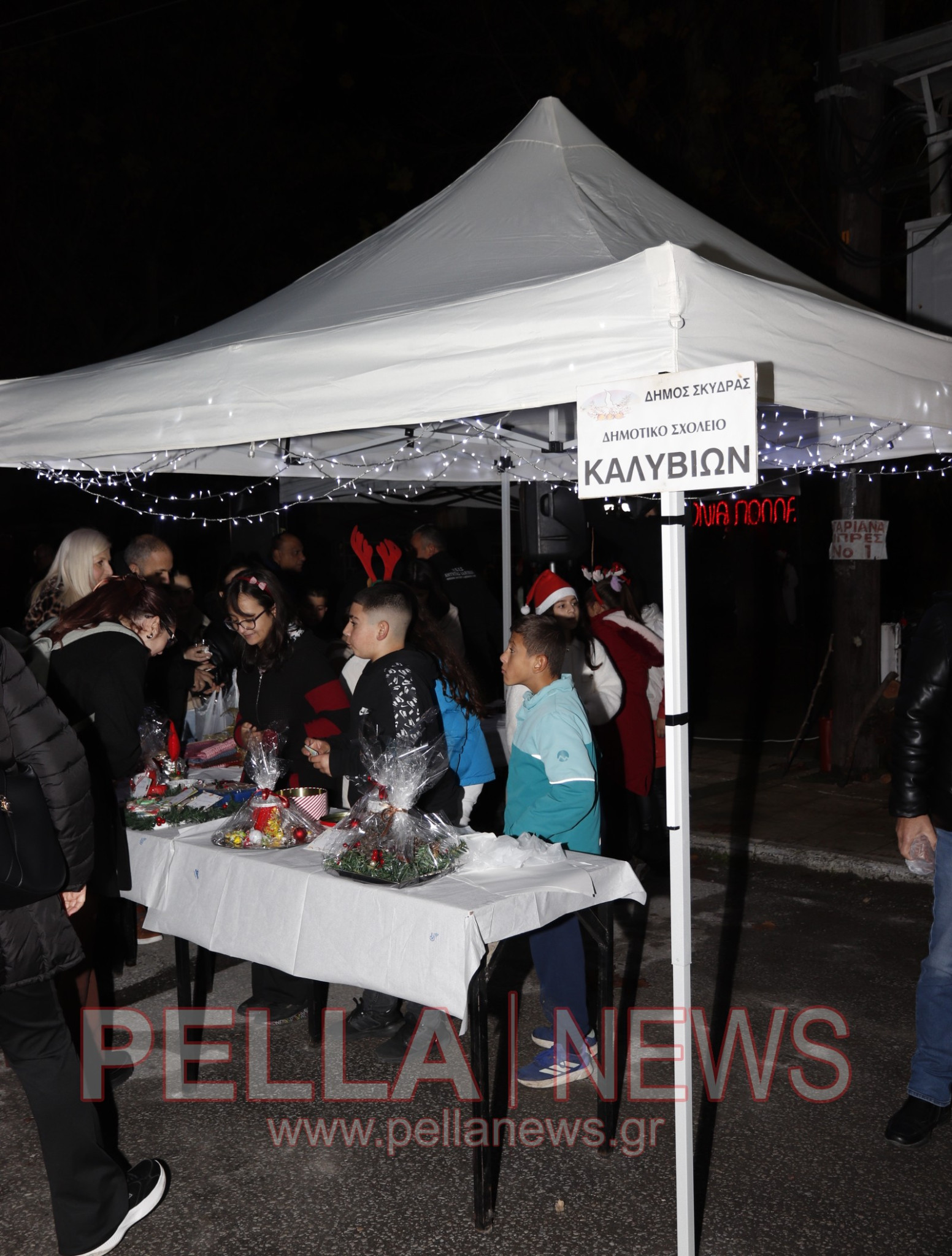 Φωταγώγηση του Χριστουγεννιάτικου Δέντρου στα Καλύβια Σκύδρας - Μια βραδιά γεμάτη λάμψη, ζεστασιά και χαμόγελα (φωτογραφίες-βιντεο)